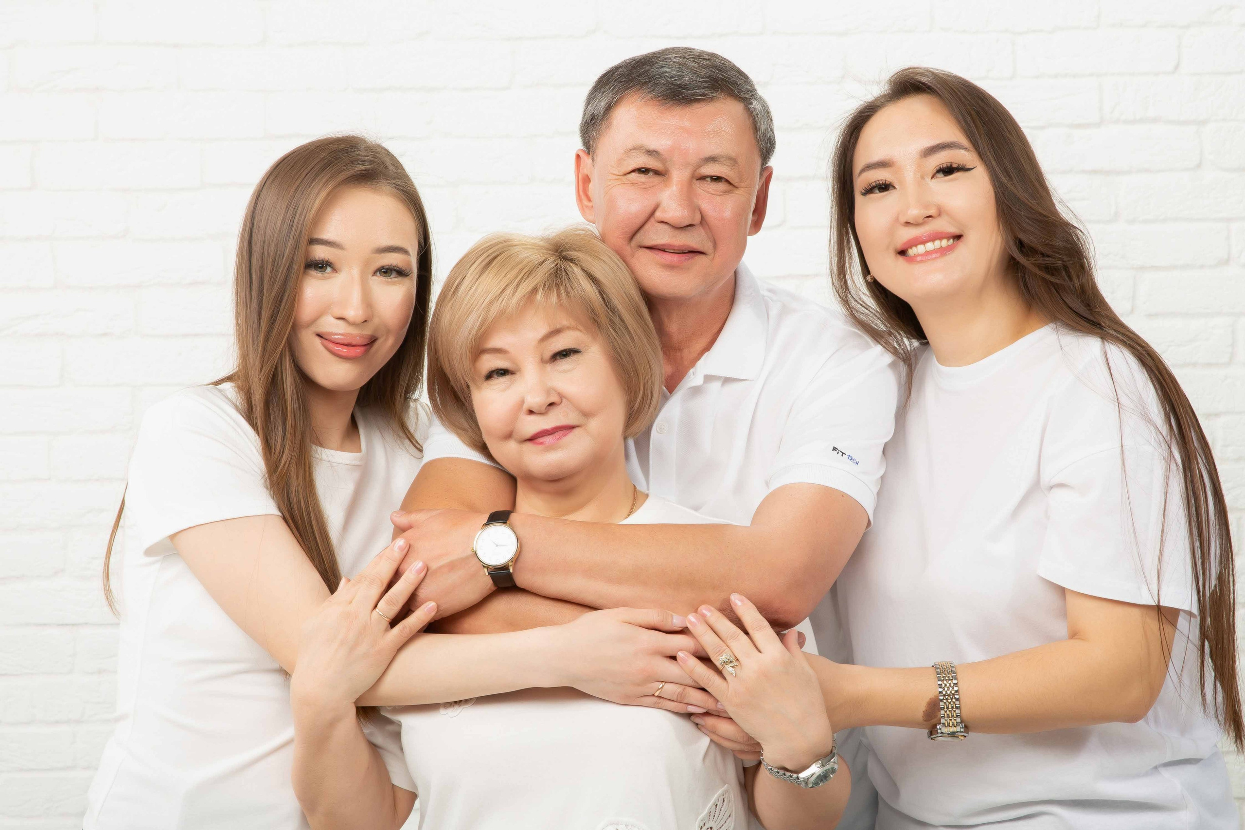 Фотосессия большой семьи в фотостудии. Совет с семьей. Фотостудия Алматы. Семейная и детская фотостудия Family studio.Фотограф Алматы