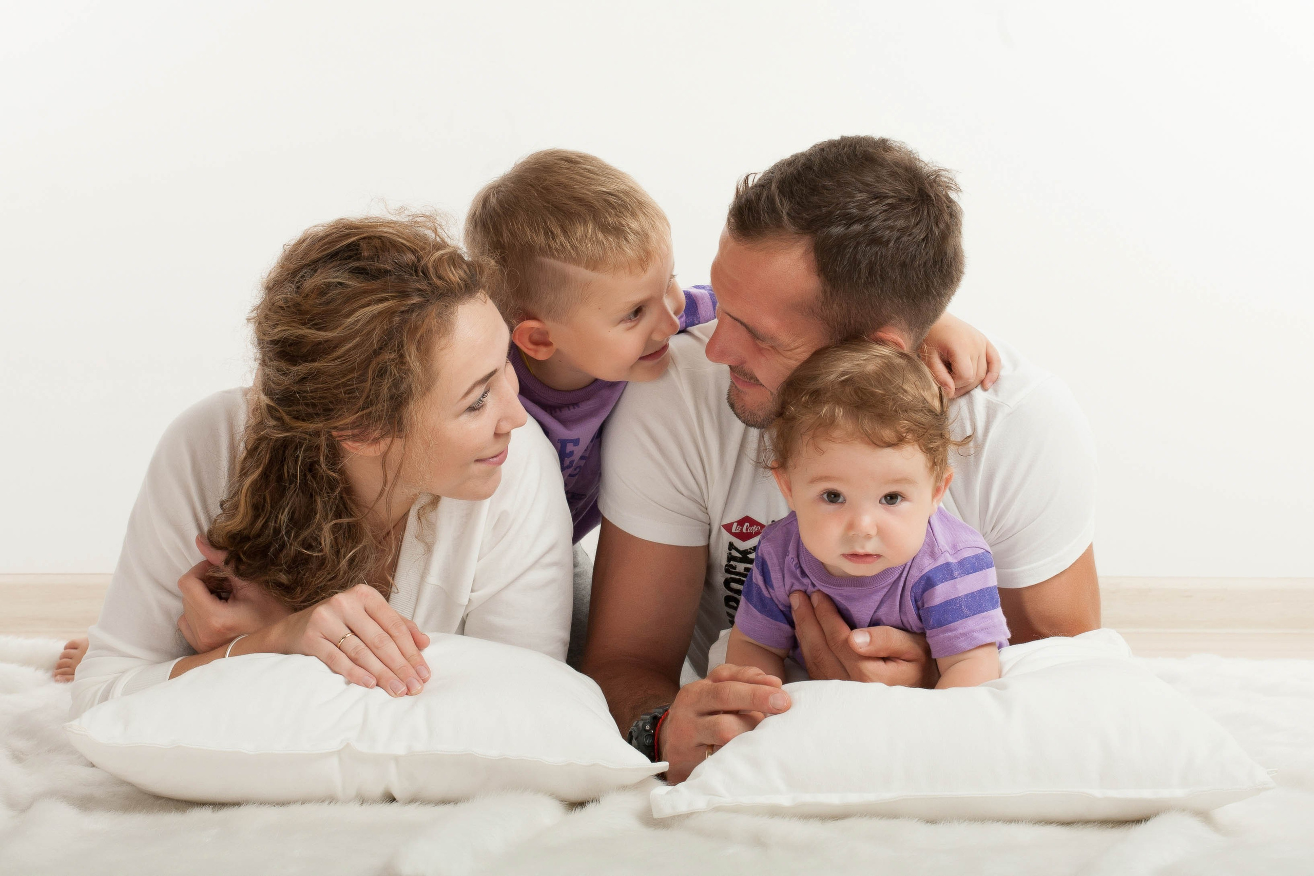 Семейный портрет Семьи Регины. Выездная съемка. Фотостудия Алматы. Семейная и детская фотостудия Family studio.Фотограф Алматы