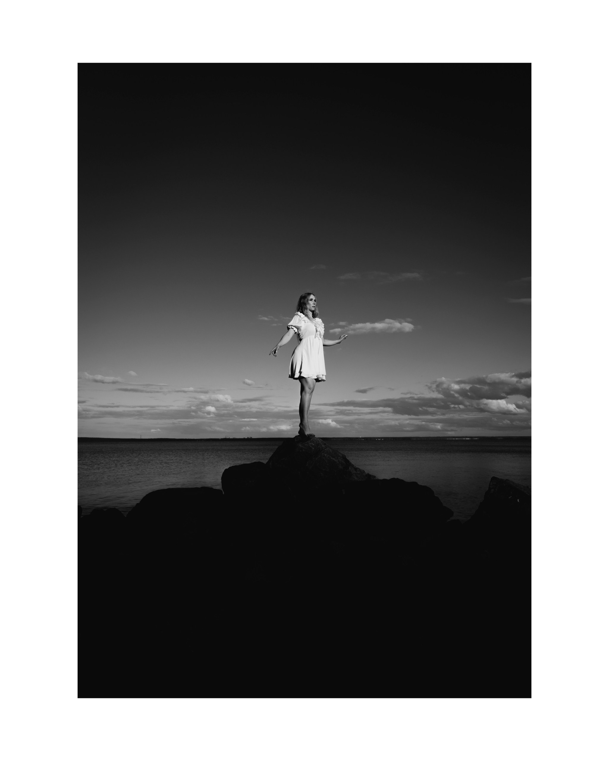 чб фото девушки на фоне неба