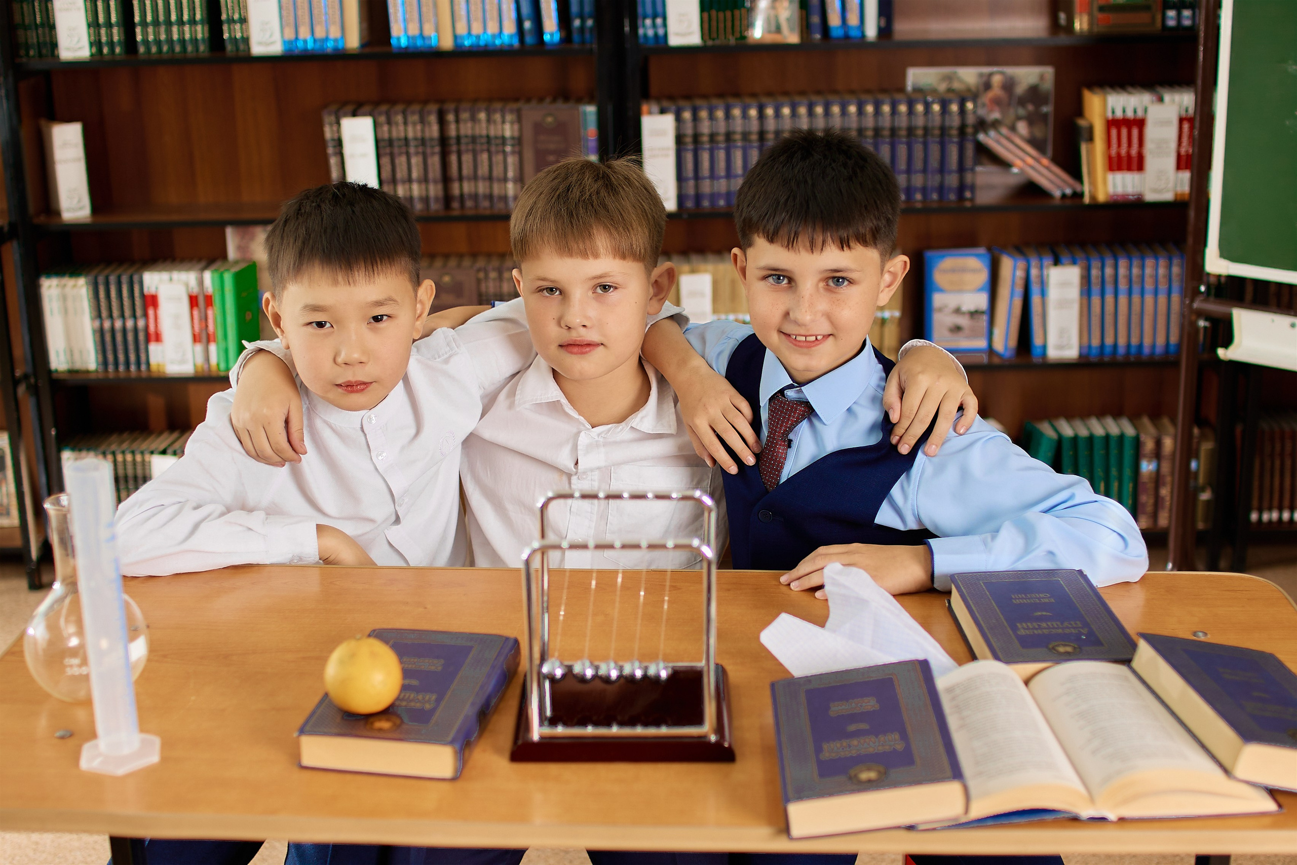 Выпускные альбомы Axioma для начальных классов. AXIOMA │ Выпускные альбомы в Иркуске. Альбом в подарок! Закажи сейчас!