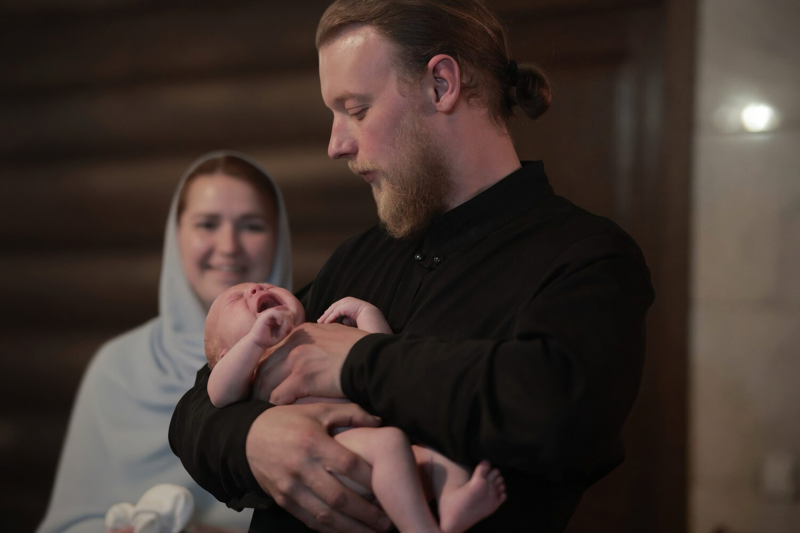 Репортаж с Крещения в интерьерах Храма на Крови. Архитектурная соразмерность, теплая пленочная палитра и величие православного храма в Екатеринбурге. Фотограф Илья Антропов.