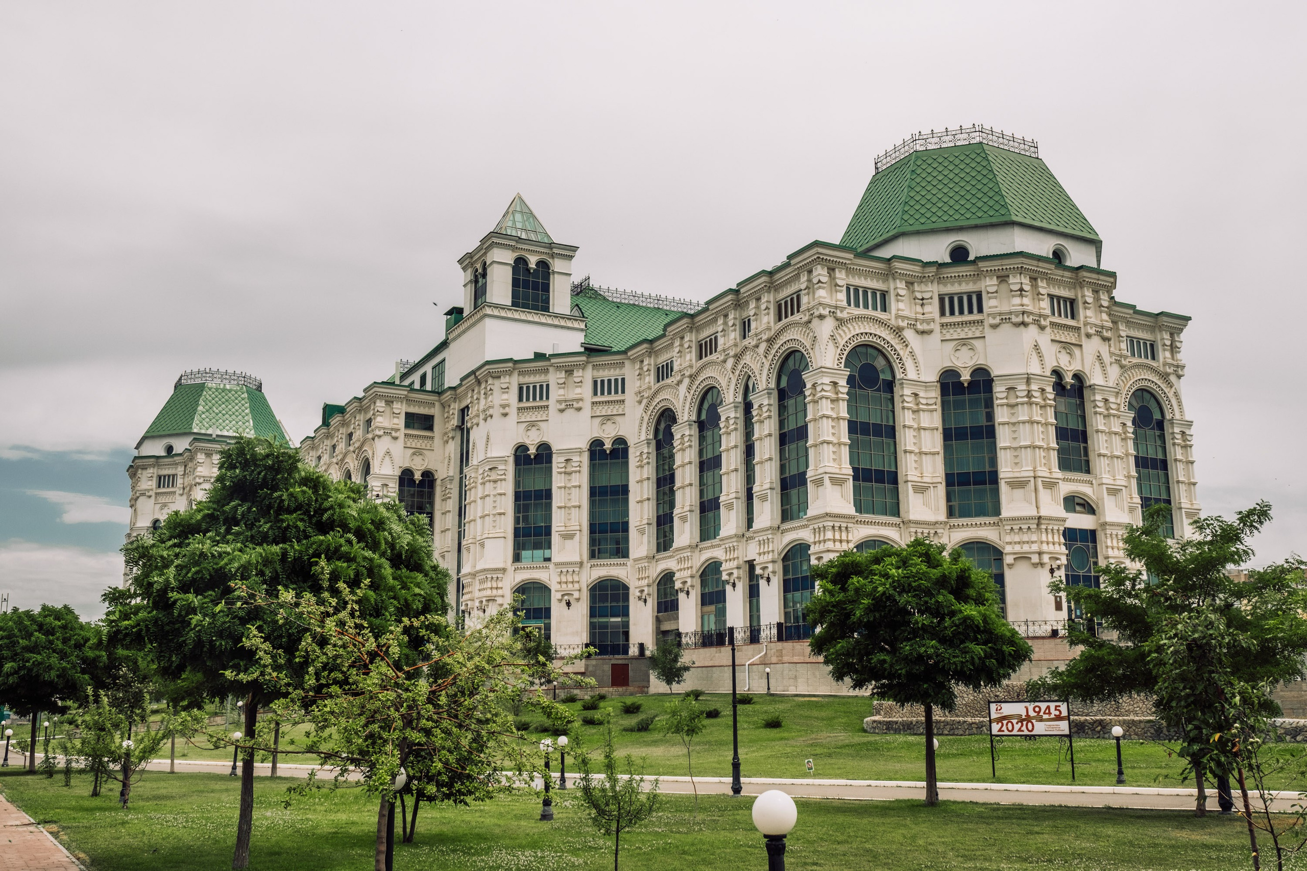 Театральный парк перед дождем. Фотограф Анатолий Деникин