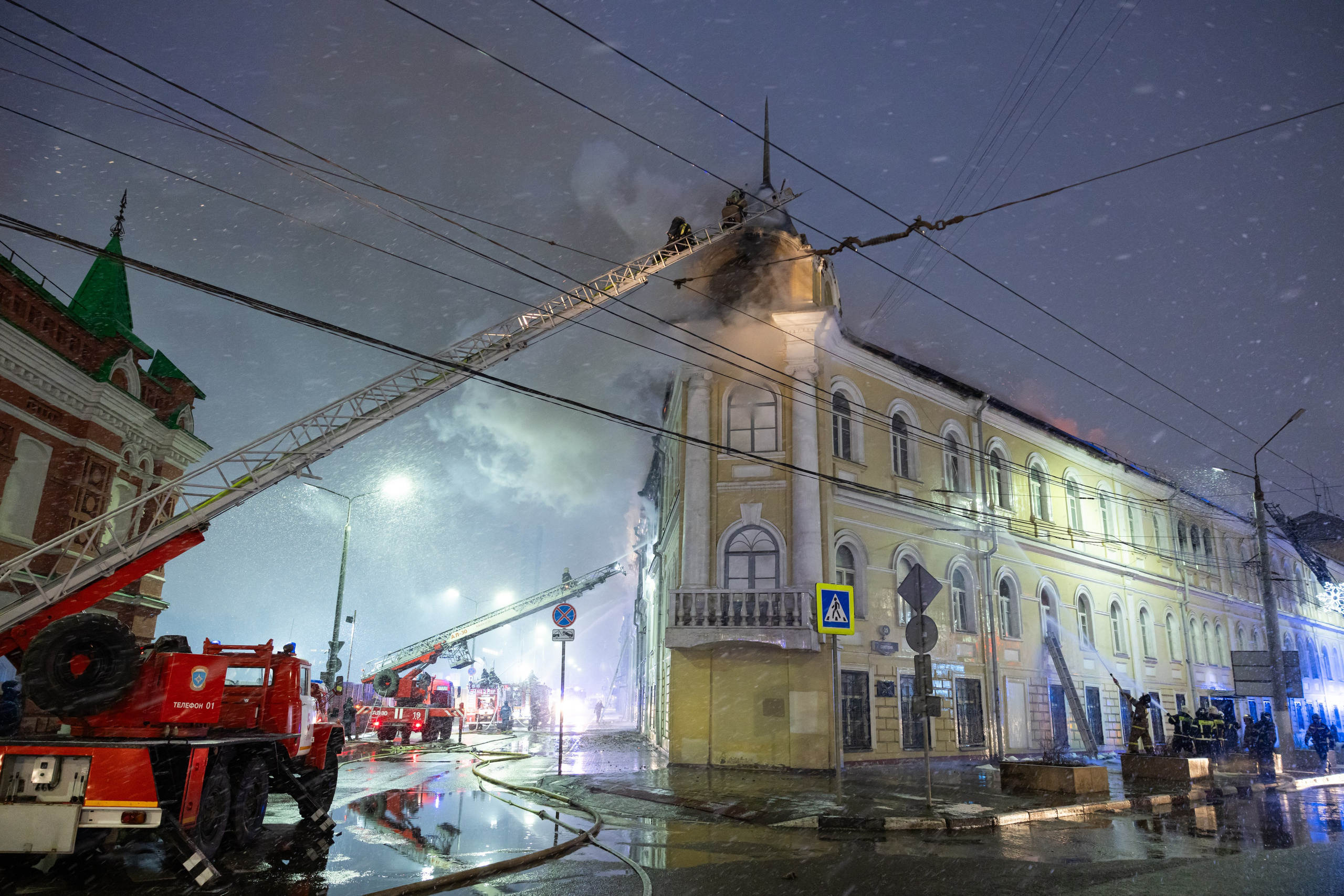 Пожар на ул. Советская 15 (13 января 2025). Репортажный фотограф Алексей Пирязев