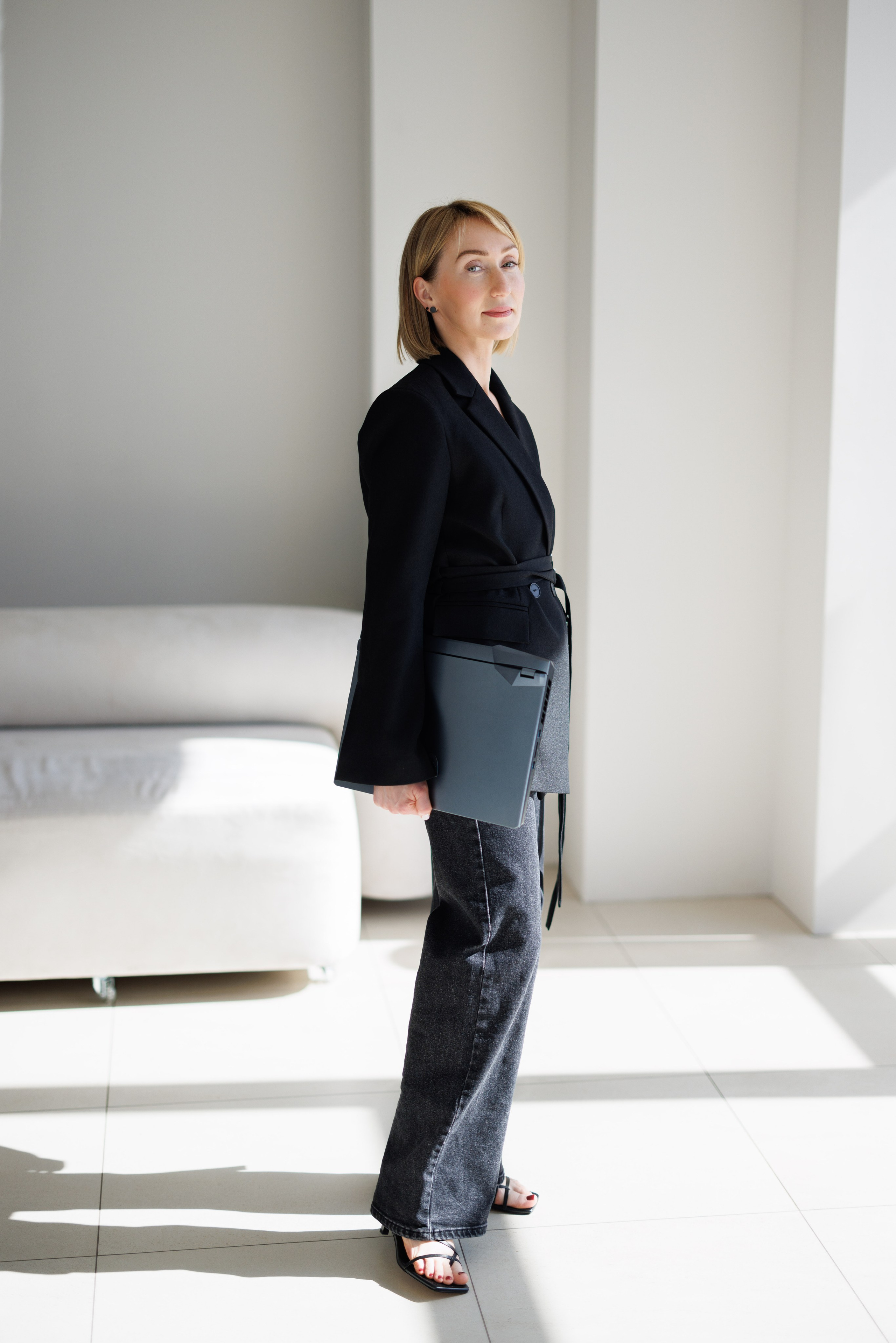 Съёмка делового портрета для топ менеджеров и экспертов. Естественная подача, уверенный образ, фотографии для PR и корпоративных задач.