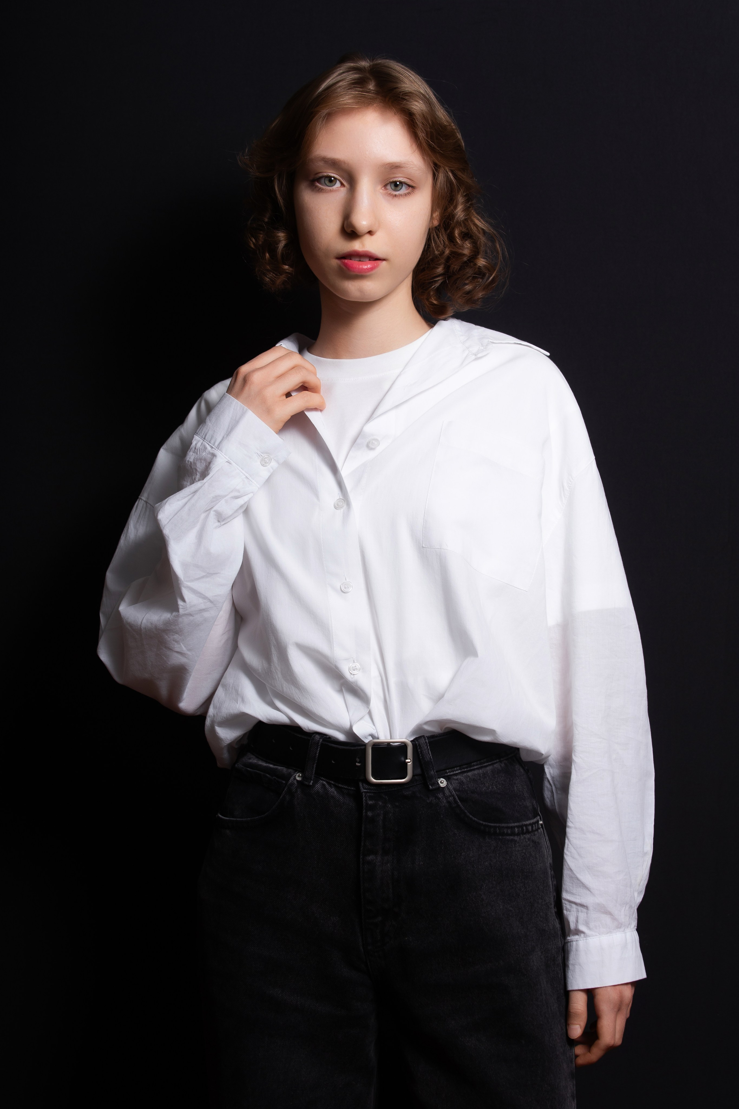 Портретная фотосессия для учеников 9 класса на чёрном фоне | Школьный фотограф Николай Богатырёв | Твой альбом / Твои правила. ТВОЙ АЛЬБОМ / ТВОИ ПРАВИЛА