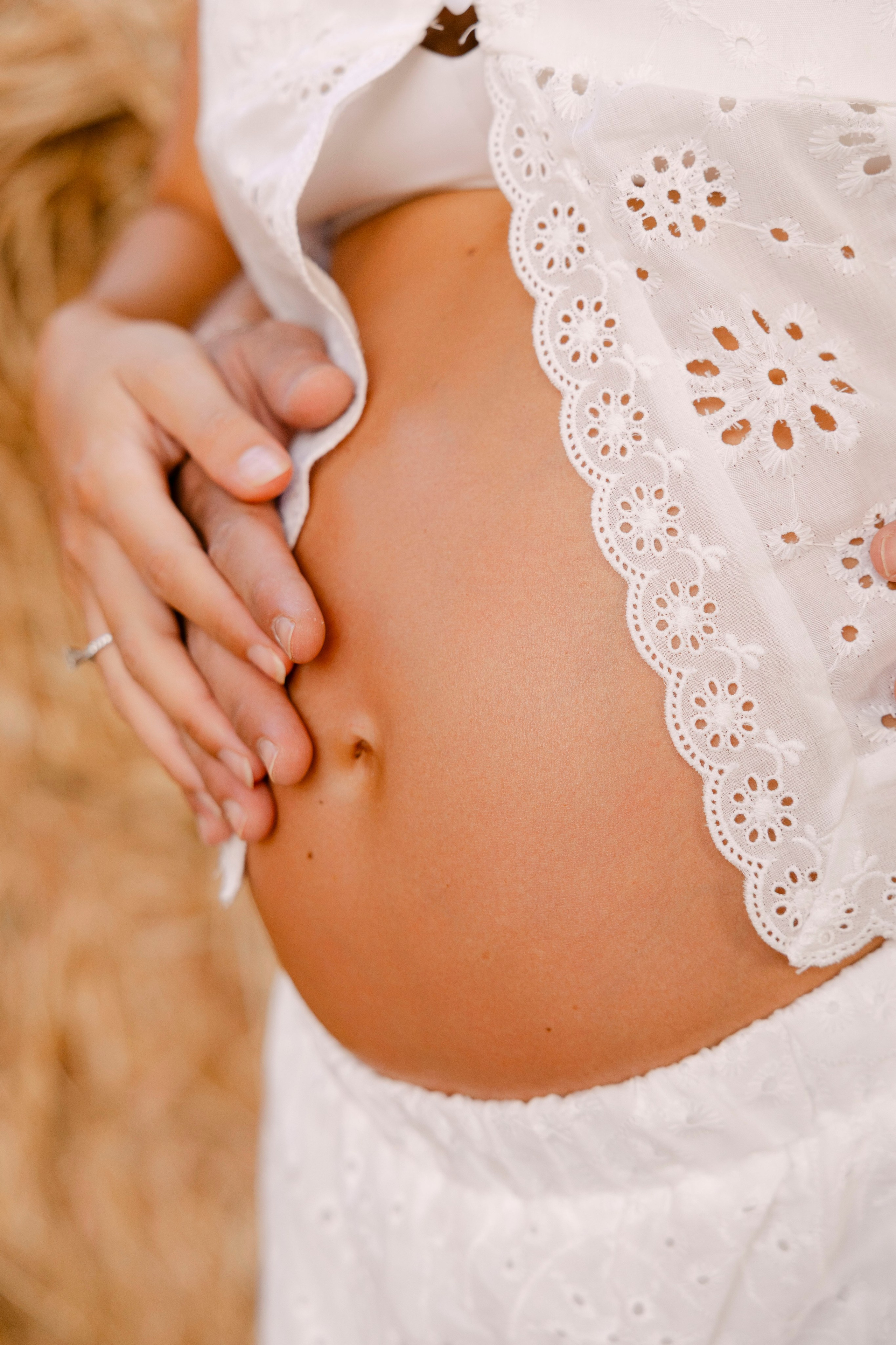 Pregnancy photoshoot at the horse farm. Главная