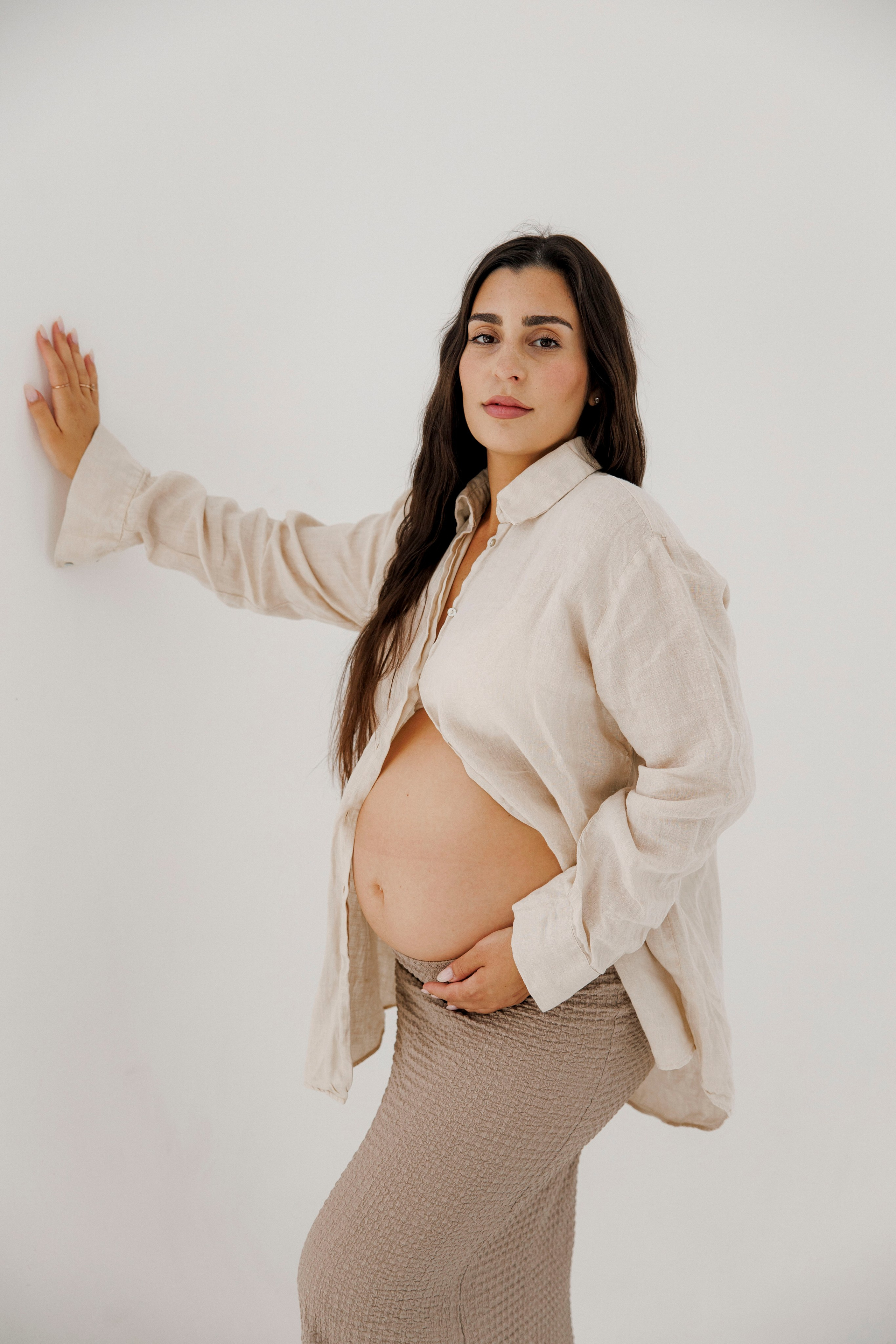 Pregnancy photoshoot inside the Grey Studio. Главная