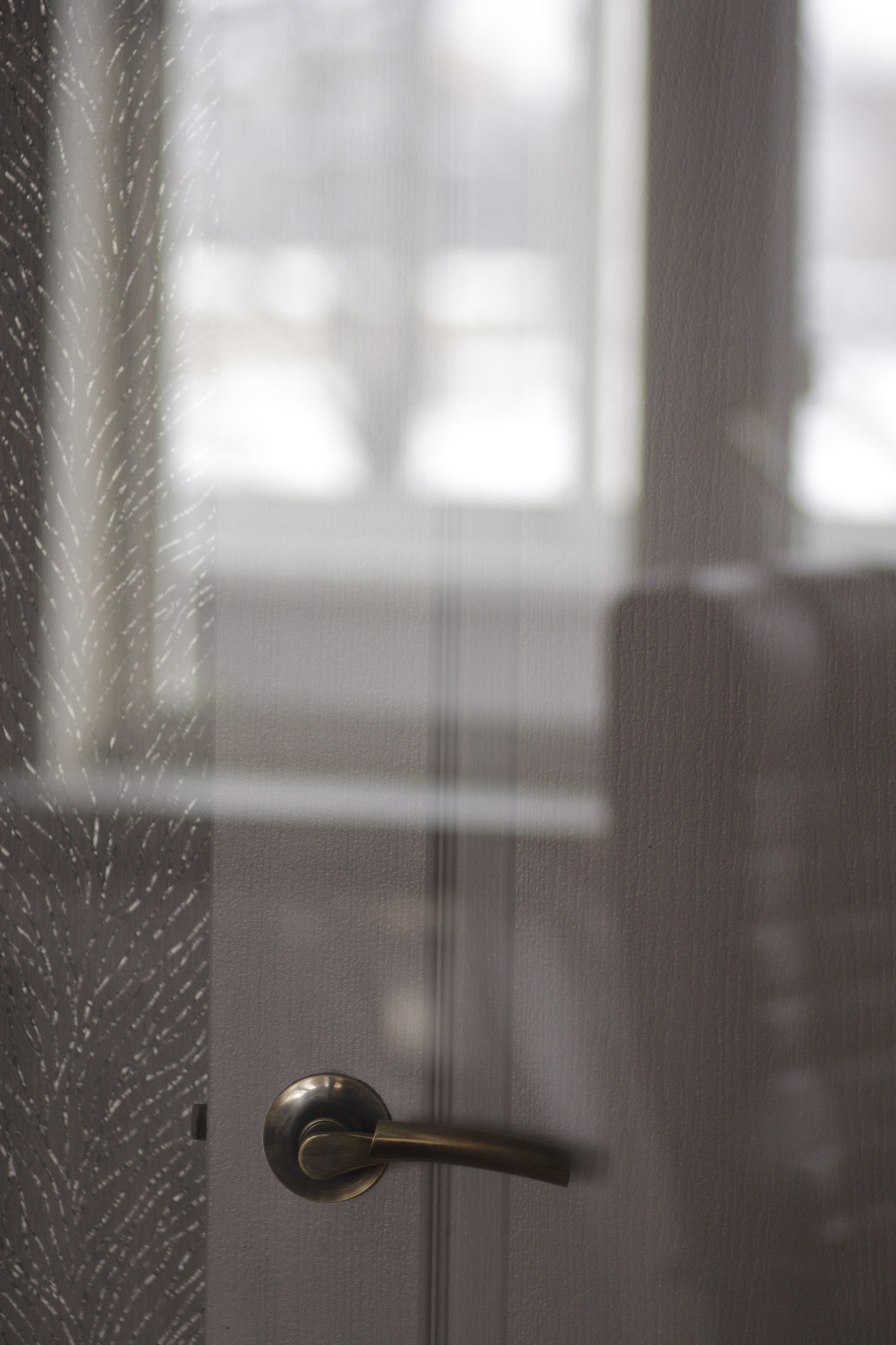 Отражение двери в стекле на фоне окна абстрактная фотография