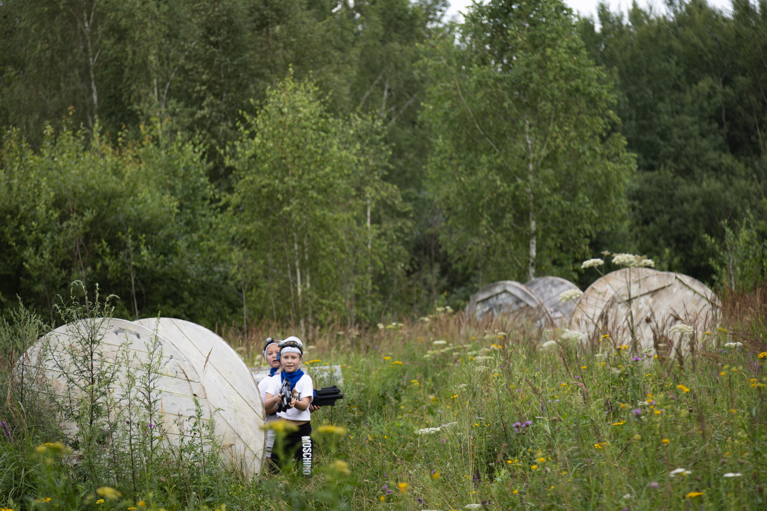 Лазертаг на природе с семьей. Документальный фотограф