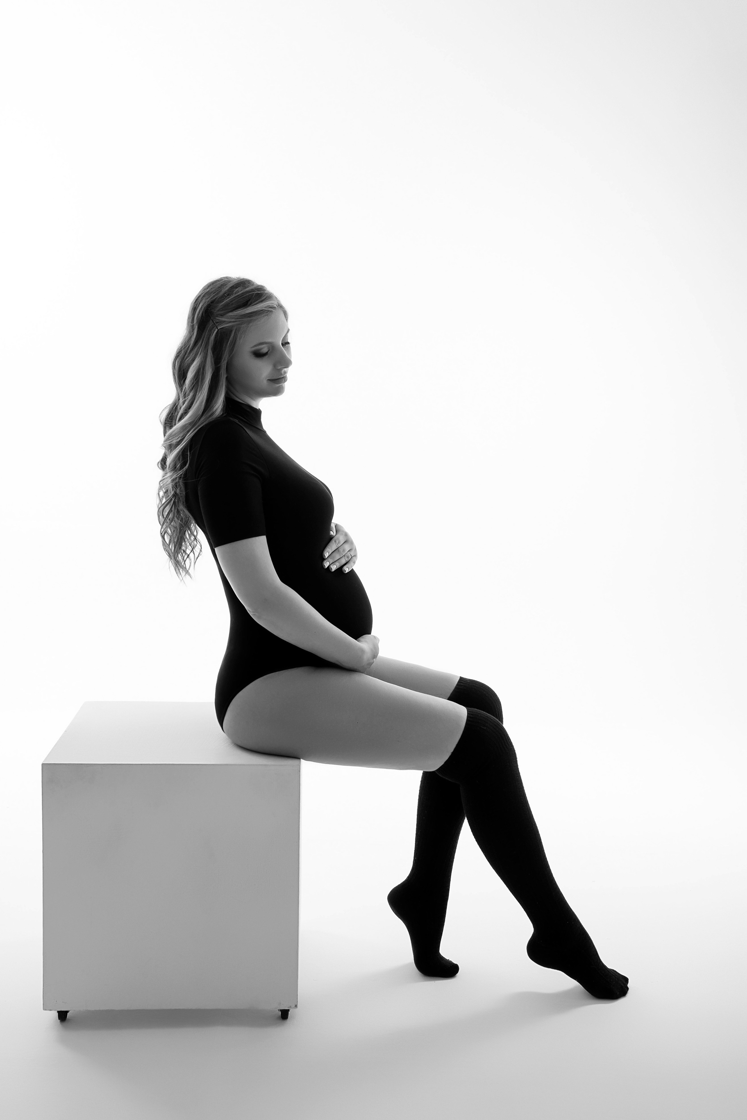 Боди 42-46 черное плюс гольфы. Фотограф Анна Качан