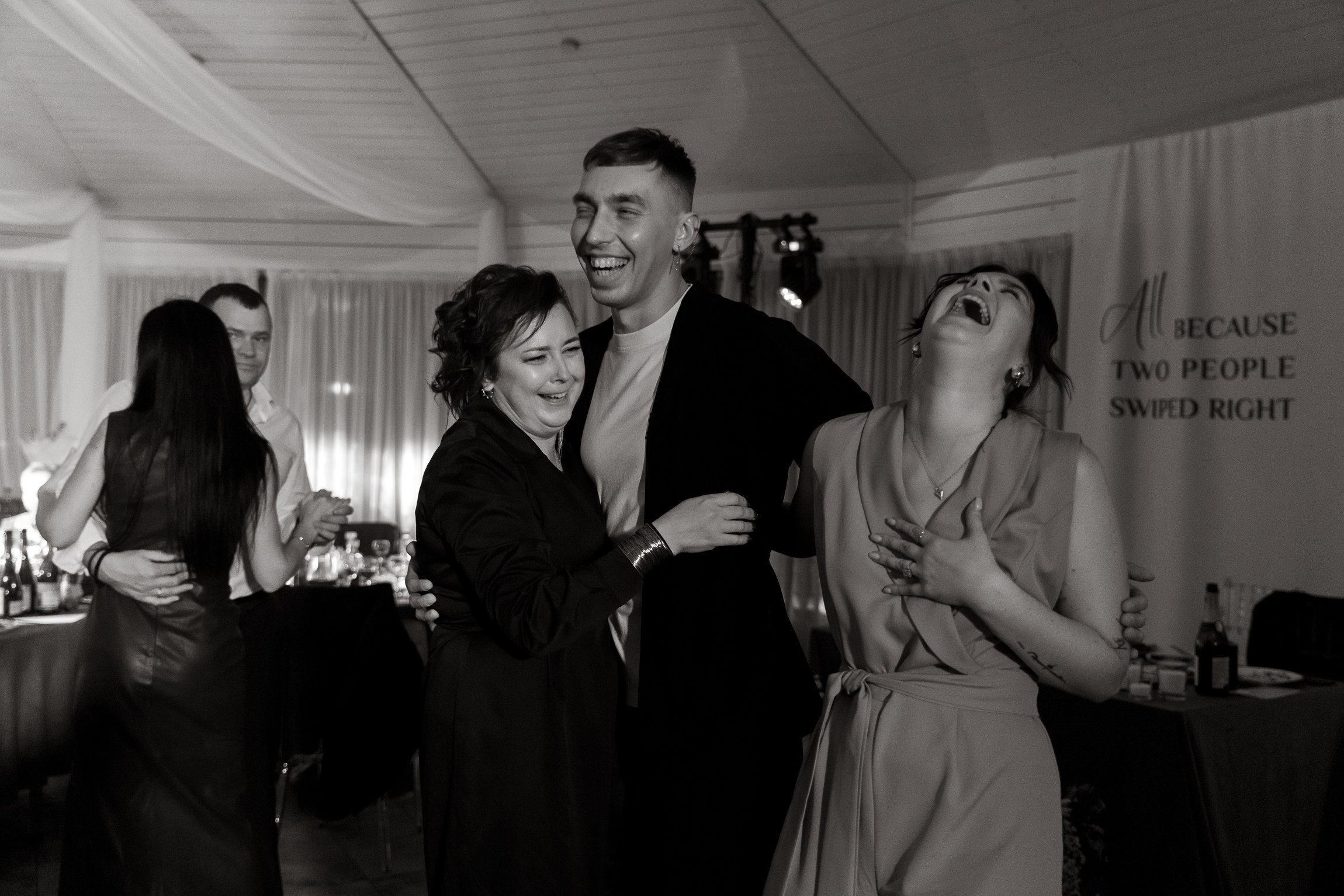 Two people swiped right. Свадебный фотограф Ярославль, Рыбинск