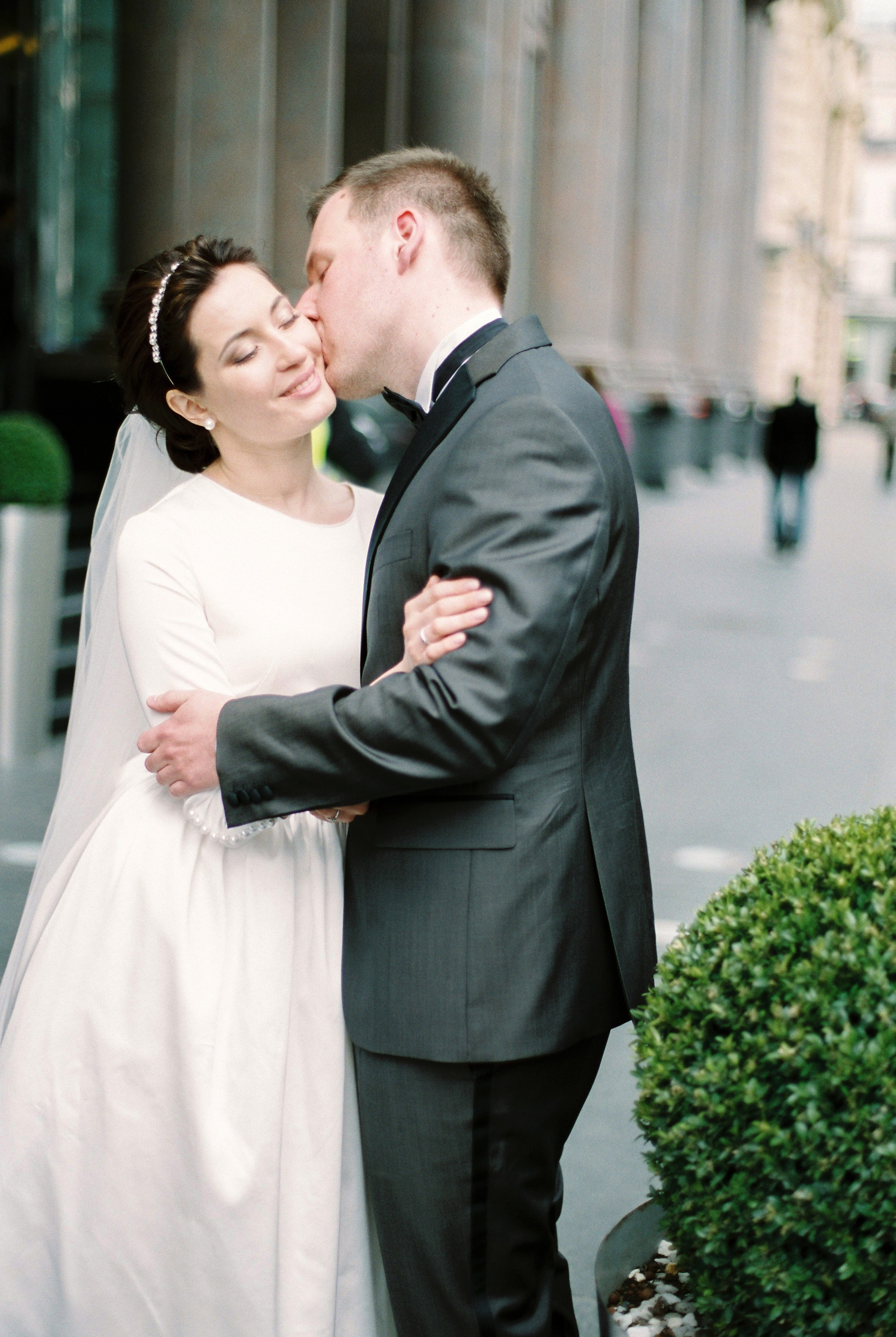 Стильная свадьба на плёнку в центре Москвы, плёночный фотограф Москва