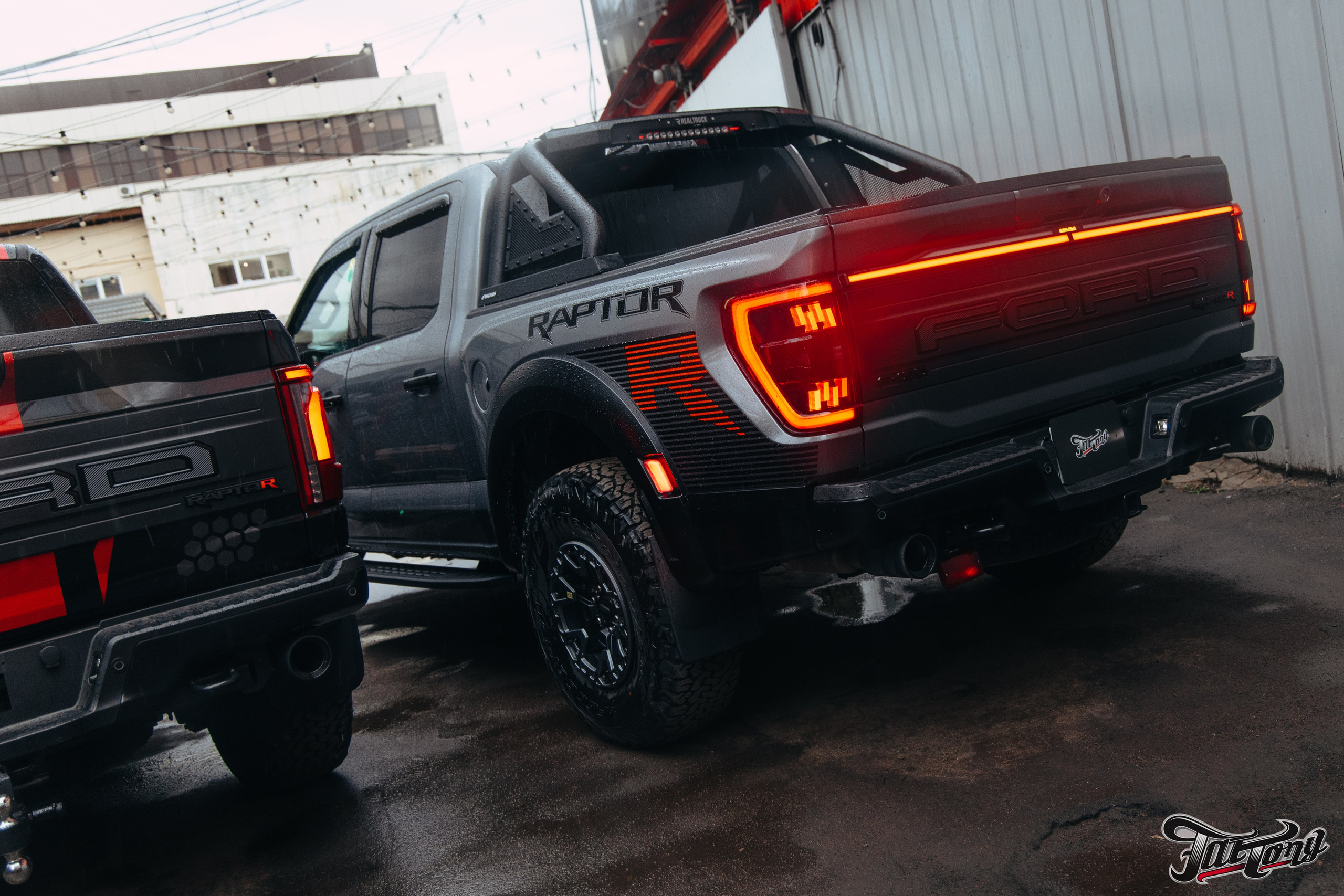 2x Ford Raptor R. DeLorein