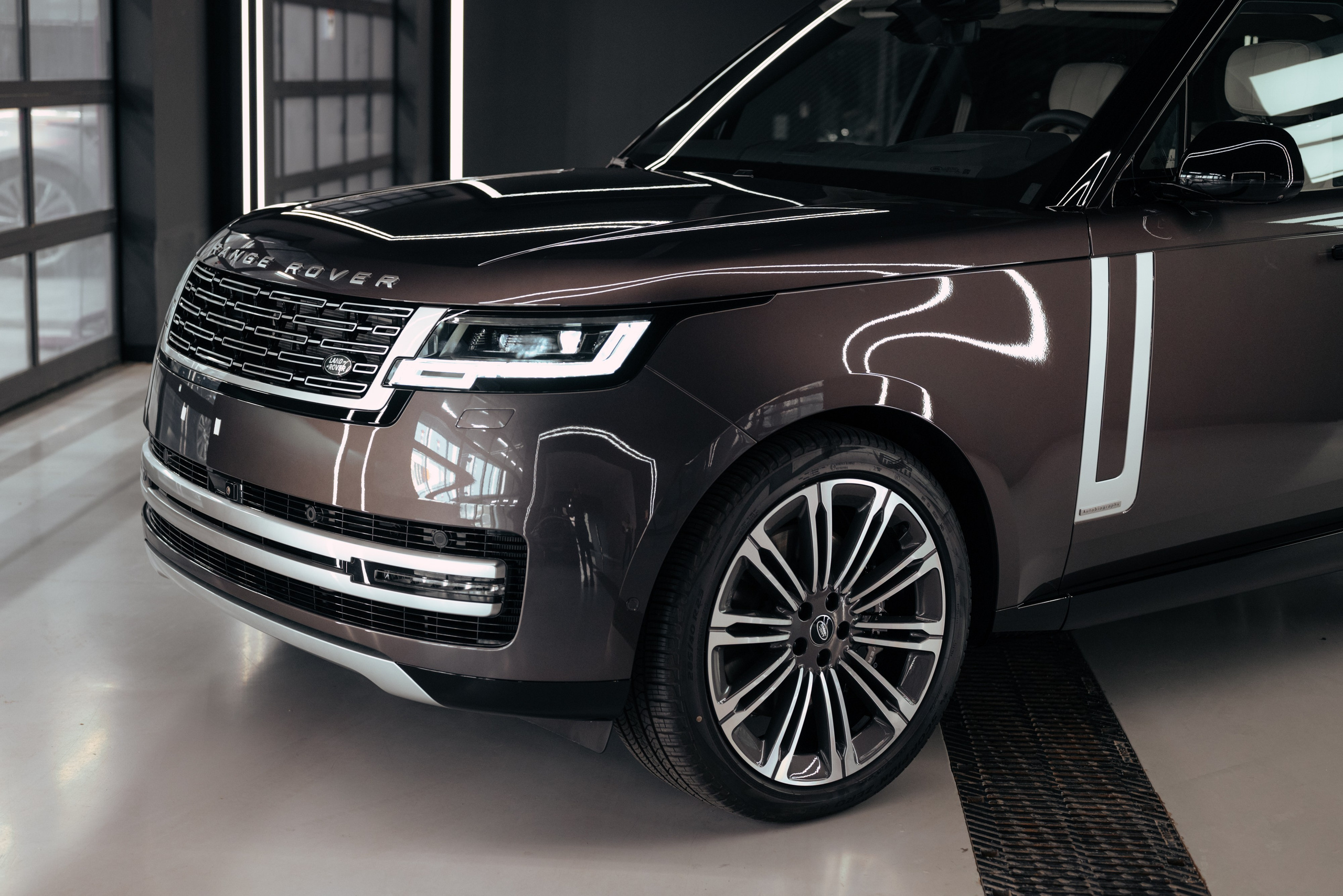 Range Rover long brown on white. DeLorein