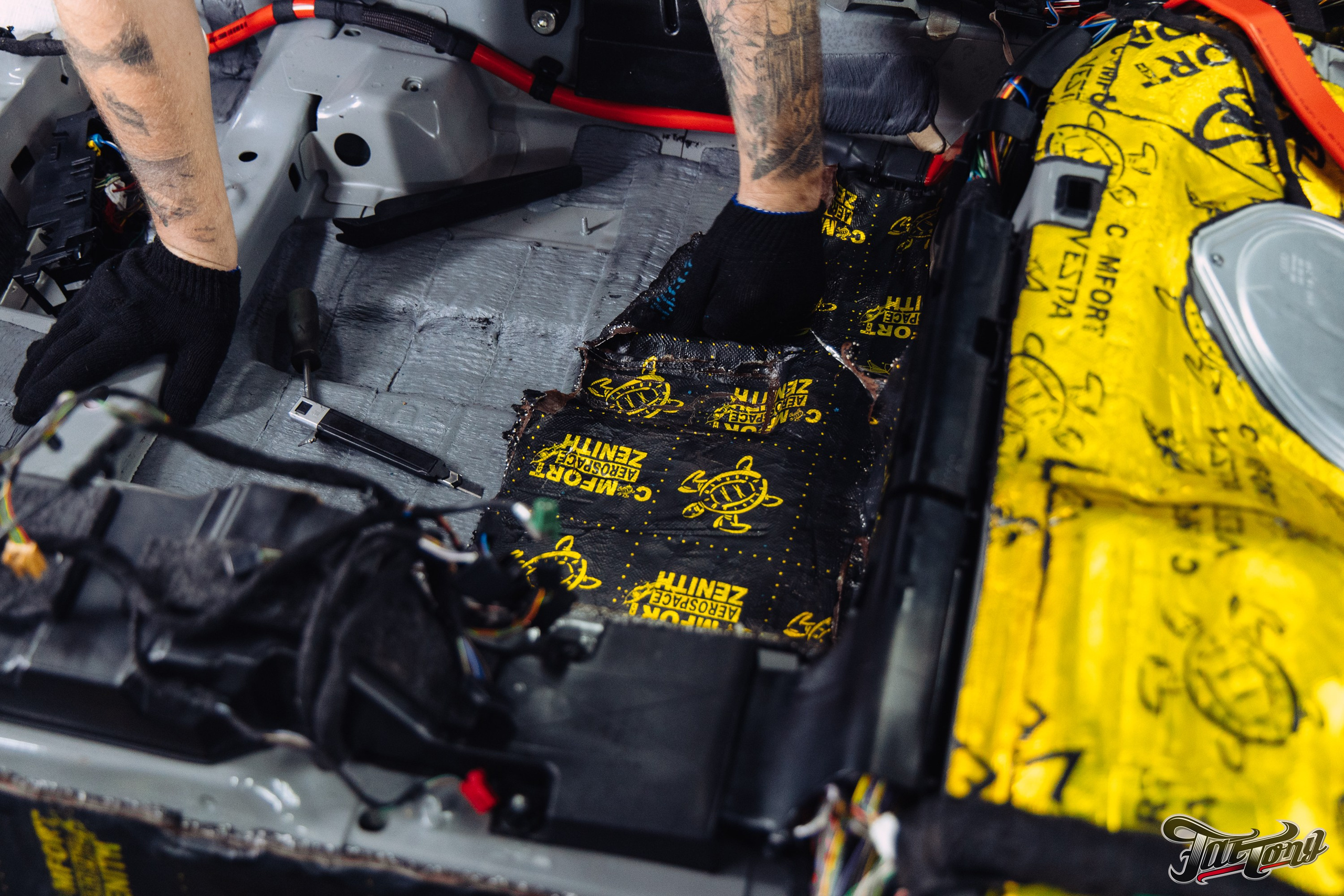 Audi RS6 снятие старой шумоизоляции и нанесение новой. DeLorein