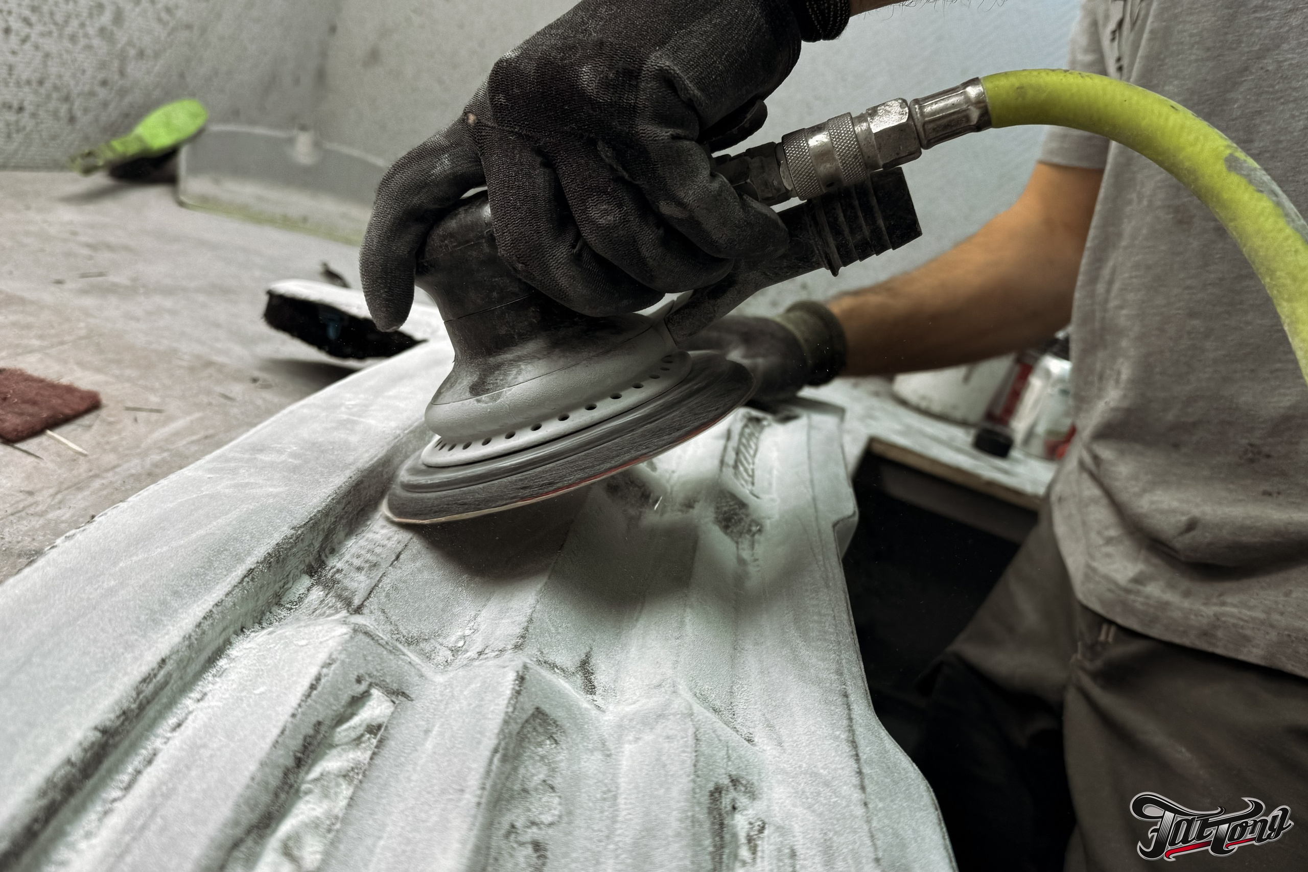 Ram 1500 ламинация карбоном, окрас шильдов, проушин, установка света в решетку. DeLorein