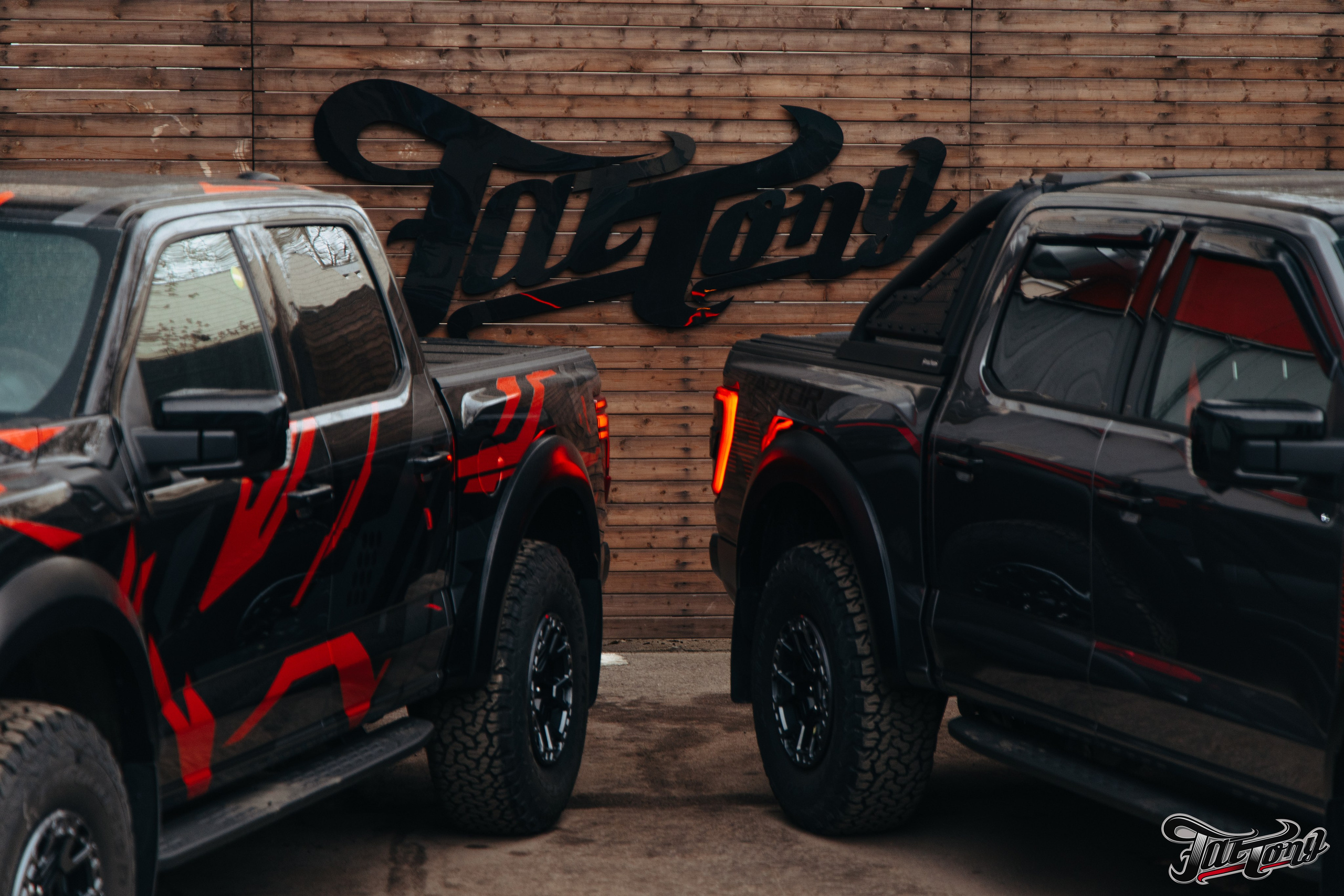 2x Ford Raptor R. DeLorein