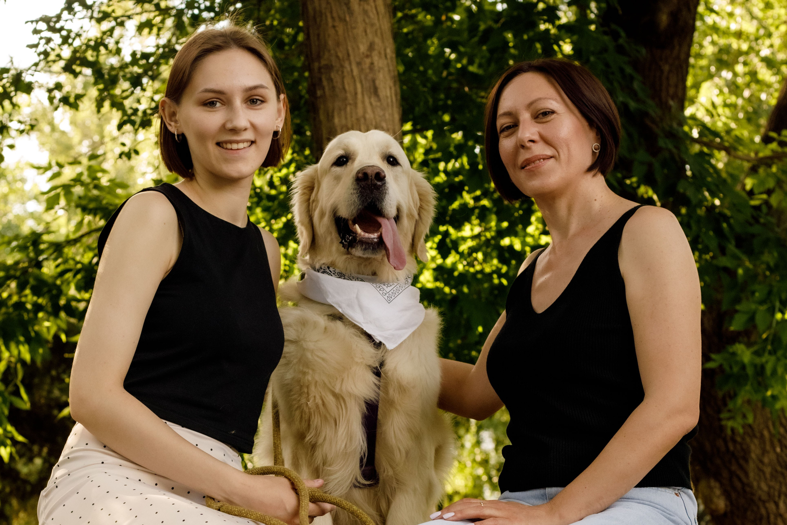 Золотистый ретривер и его хозяки. Фотограф Екатерина Козловская