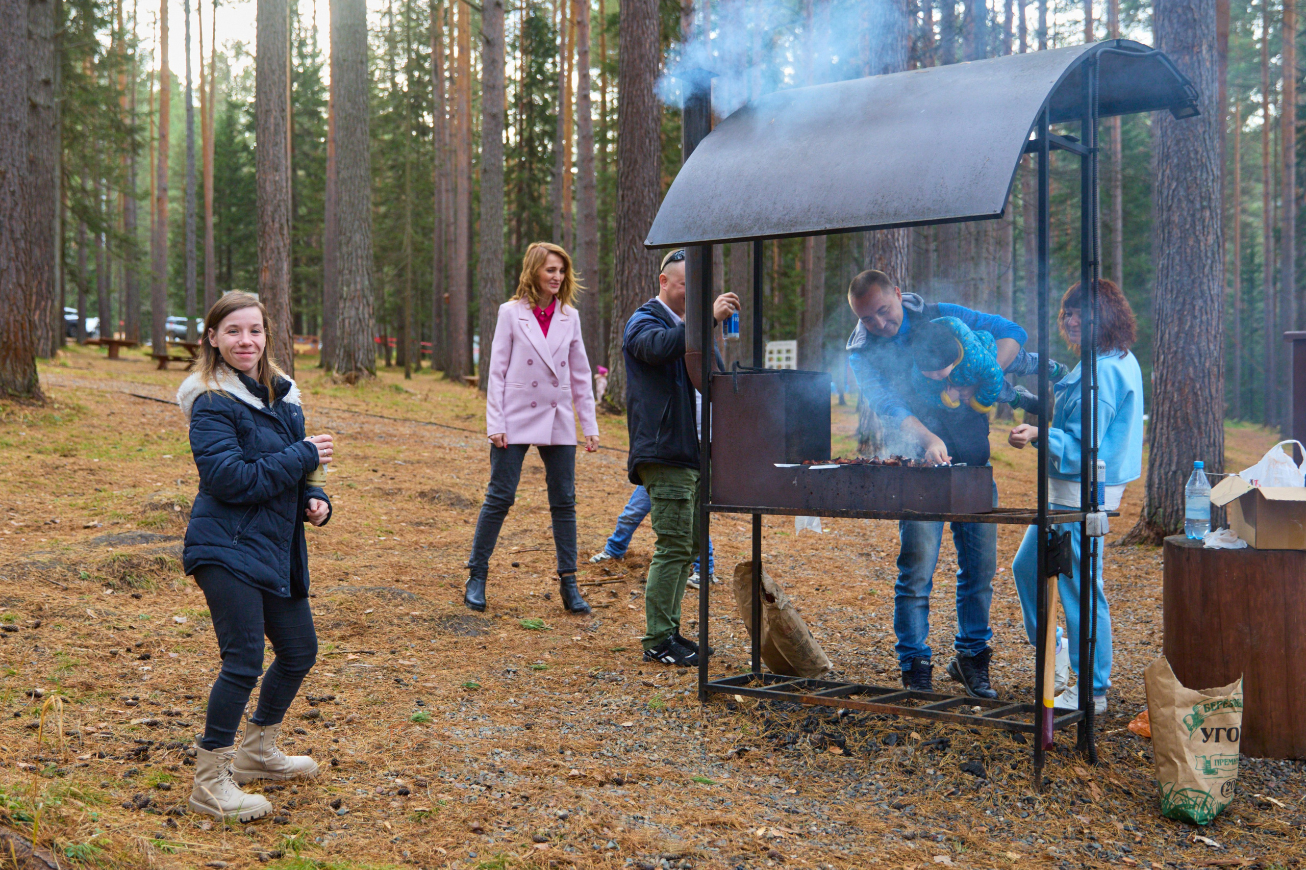 Все жарят шашлык в парке Sky Camp