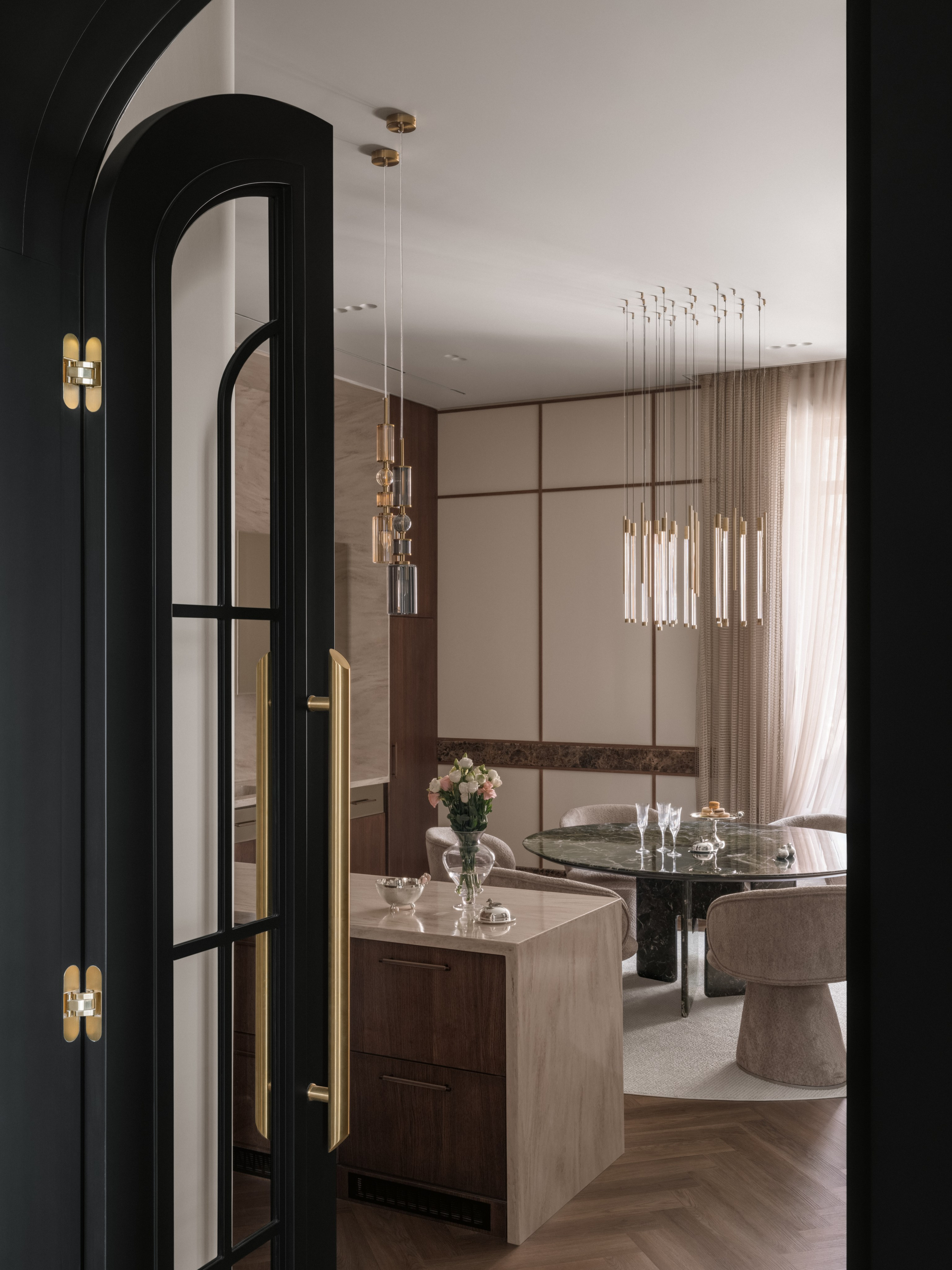 Просторная кухня-столовая с contemporary luxury интерьером и дизайнерским освещением