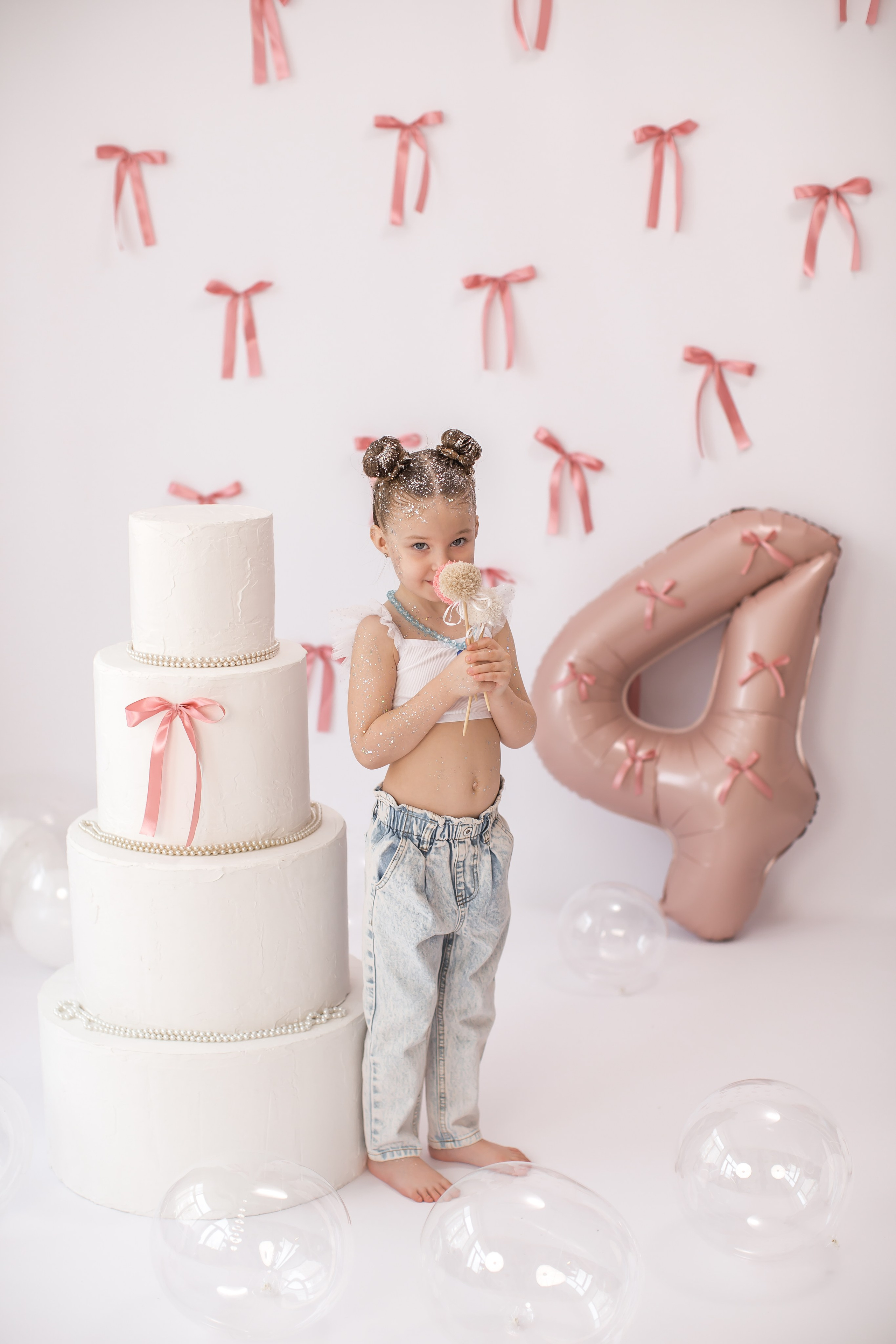 День рождение от 4 до 18 лет (на белом фоне). Детский семейный фотограф на первый годик город Новосибирск Дымова Светлана пакеты всё включено 1-3 года