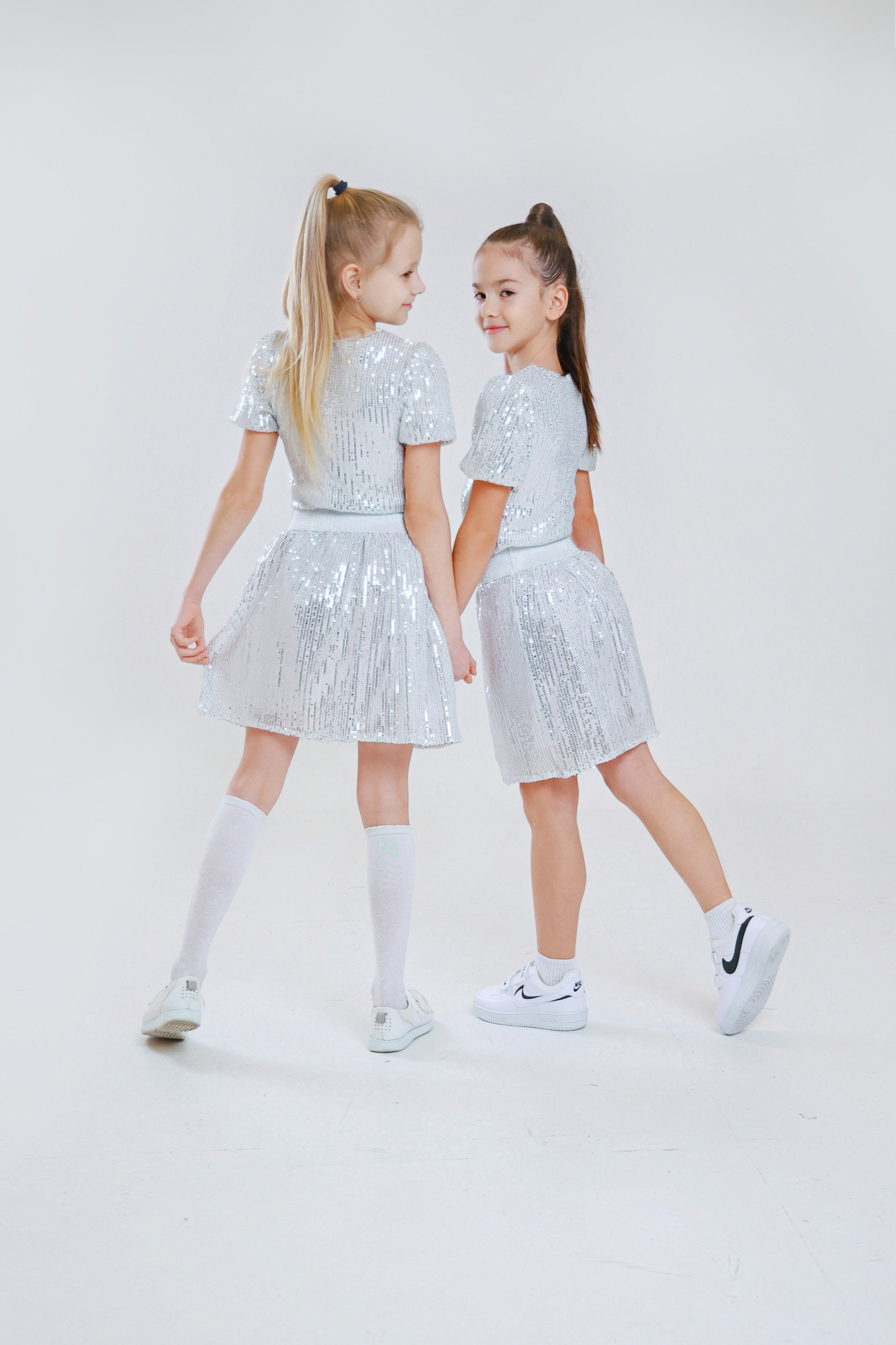 Фото детских платьев для рекламы на маркетплейсах. Фотограф, видеограф