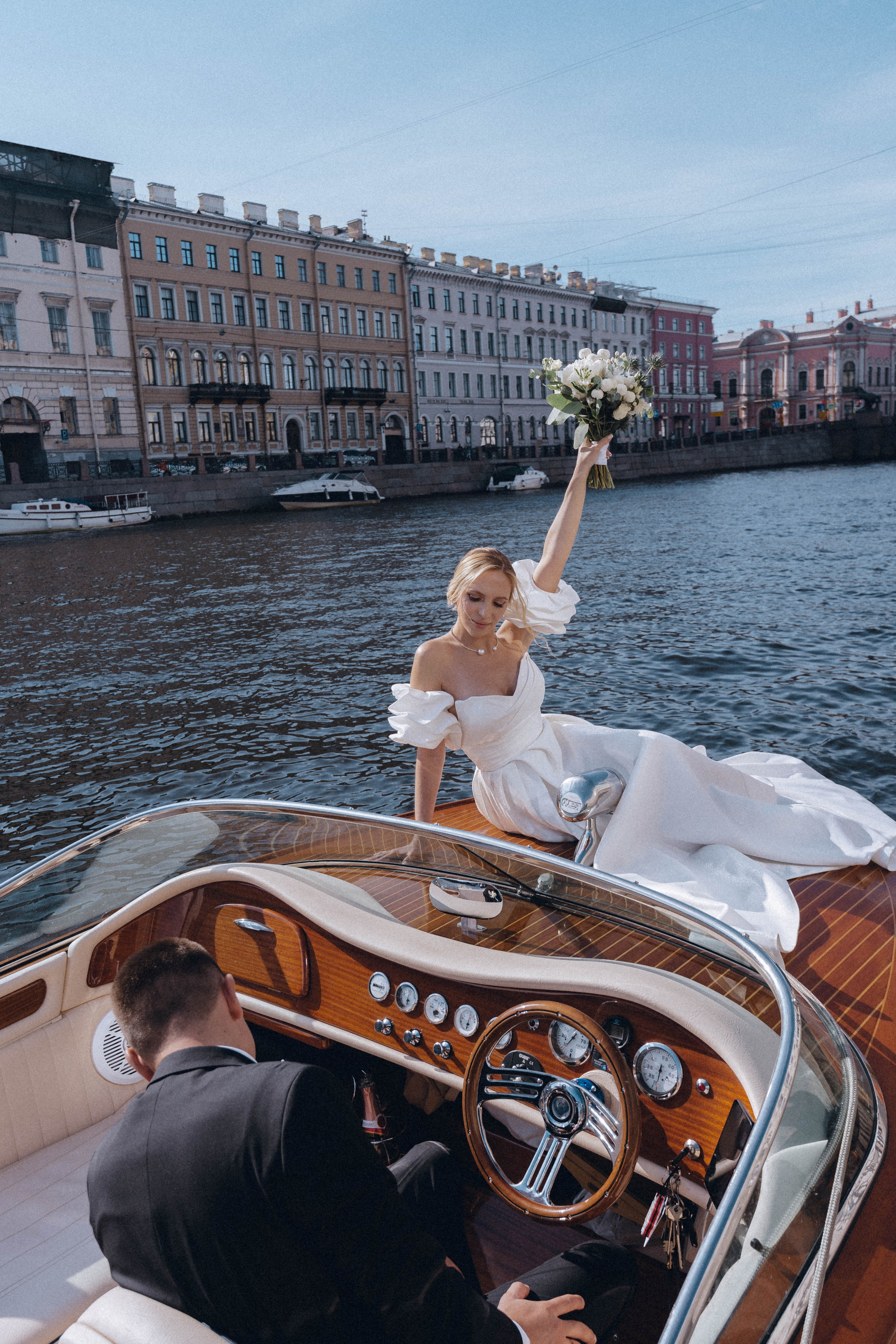 СВАДЕНБНАЯ СЬЕМКА НА КАТЕРЕ ПО КАНАЛАМ САНКТ-ПЕТЕРБУРГА И В АКВАТОРИИ НЕВЫ. Профессиональный фотограф, Санкт-Петербург — Виктория Богомолова