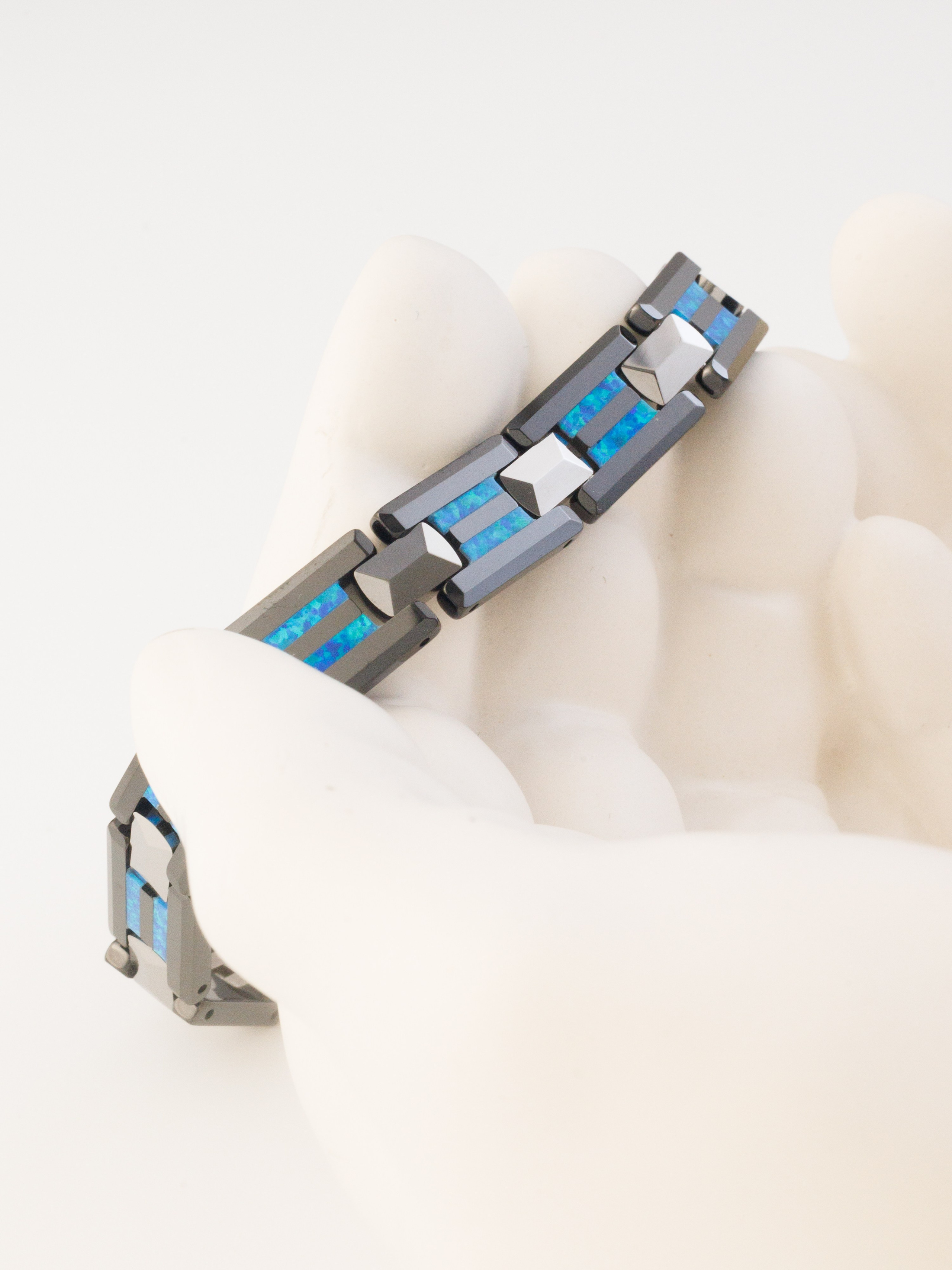 Фото мужского браслета для соцсетей