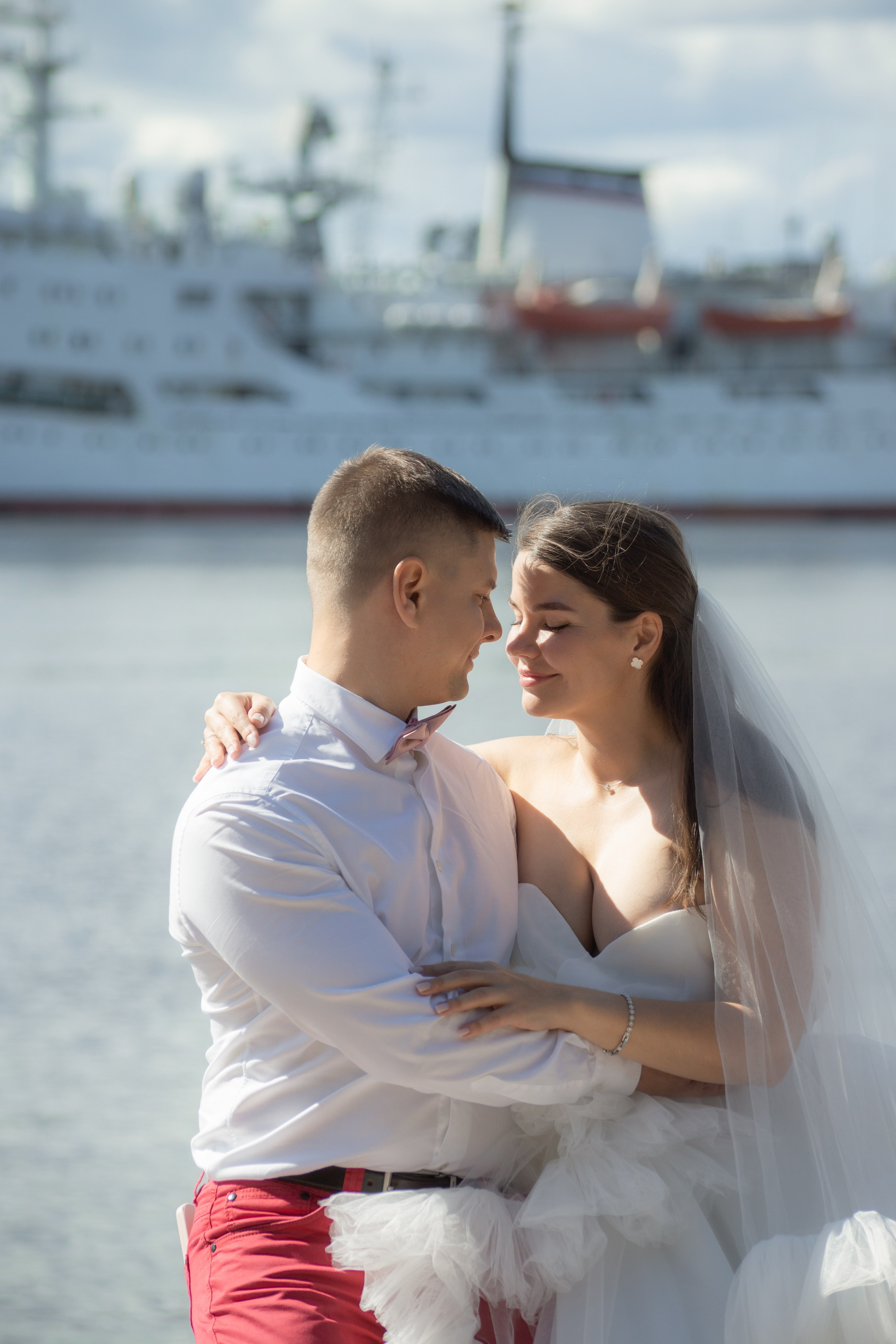 Красивые места для свадебной фотосессии летом в Санкт-Петербурге. Свадебный фотограф Александр Невский в Санкт-Петербурге