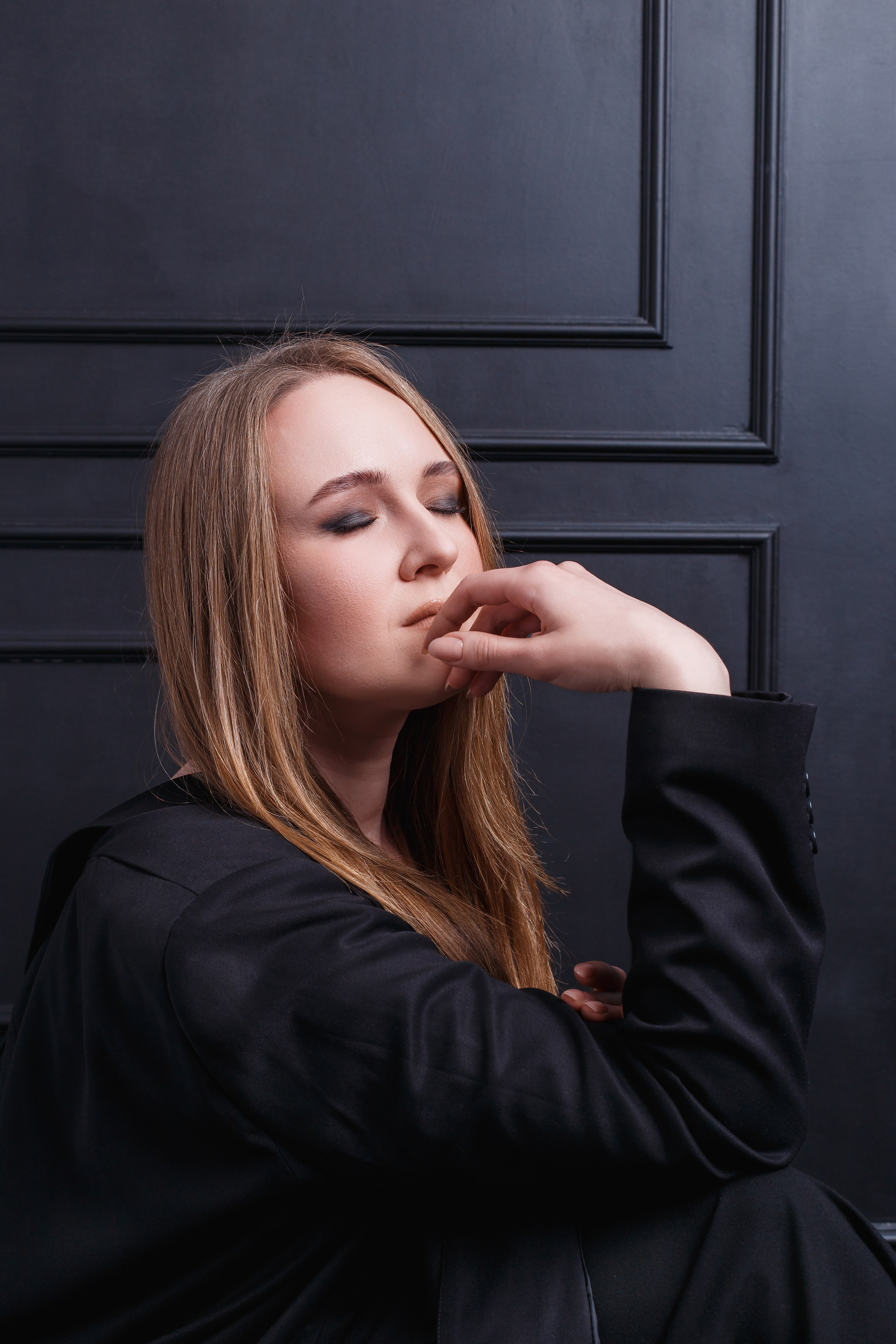 студийная съемка на черном фоне