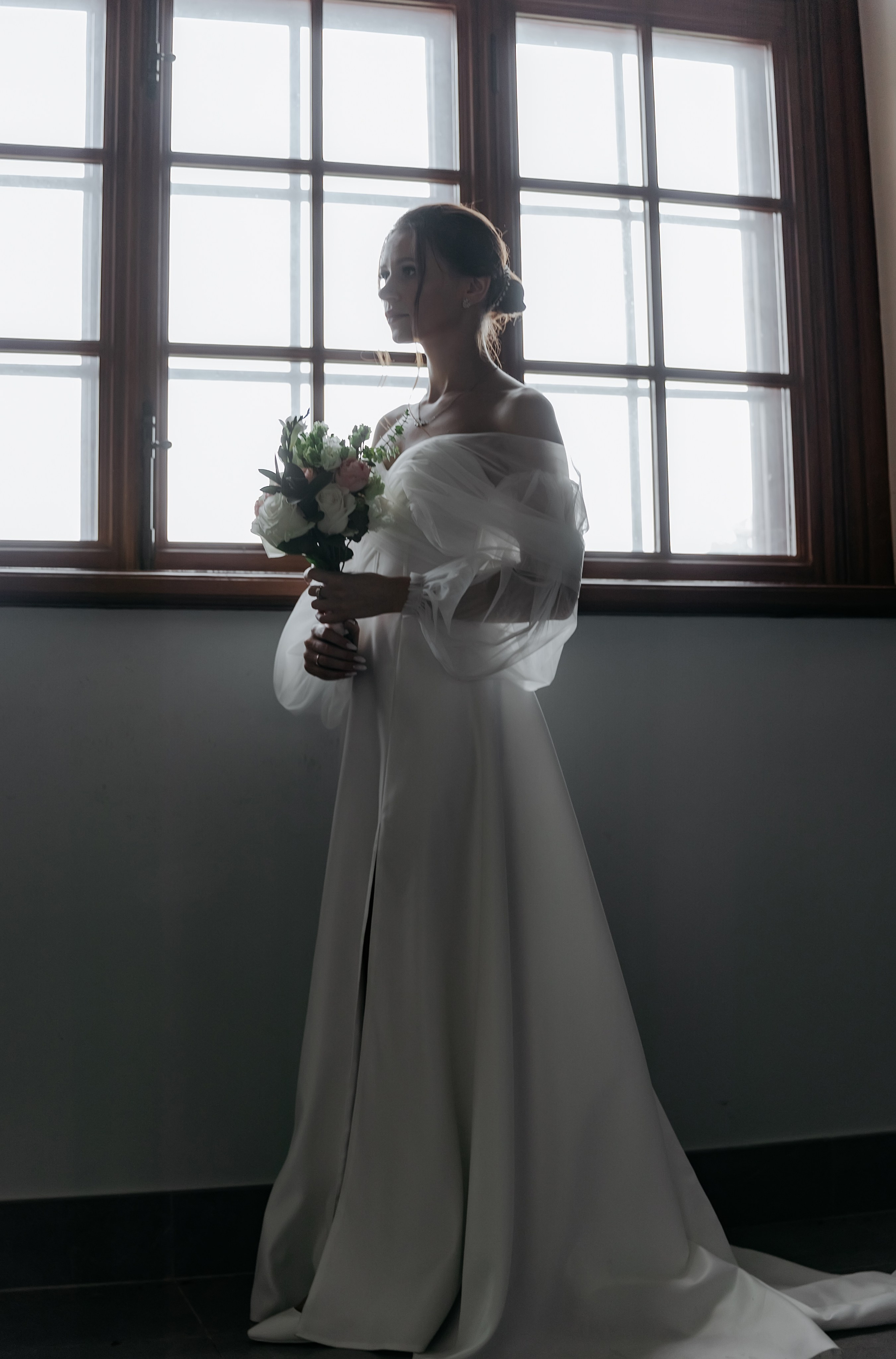 Волшебство уходит — Знаю. — И что мы будем делать? — Наслаждаться моментом. Свадебный фотограф в Санкт-Петербурге