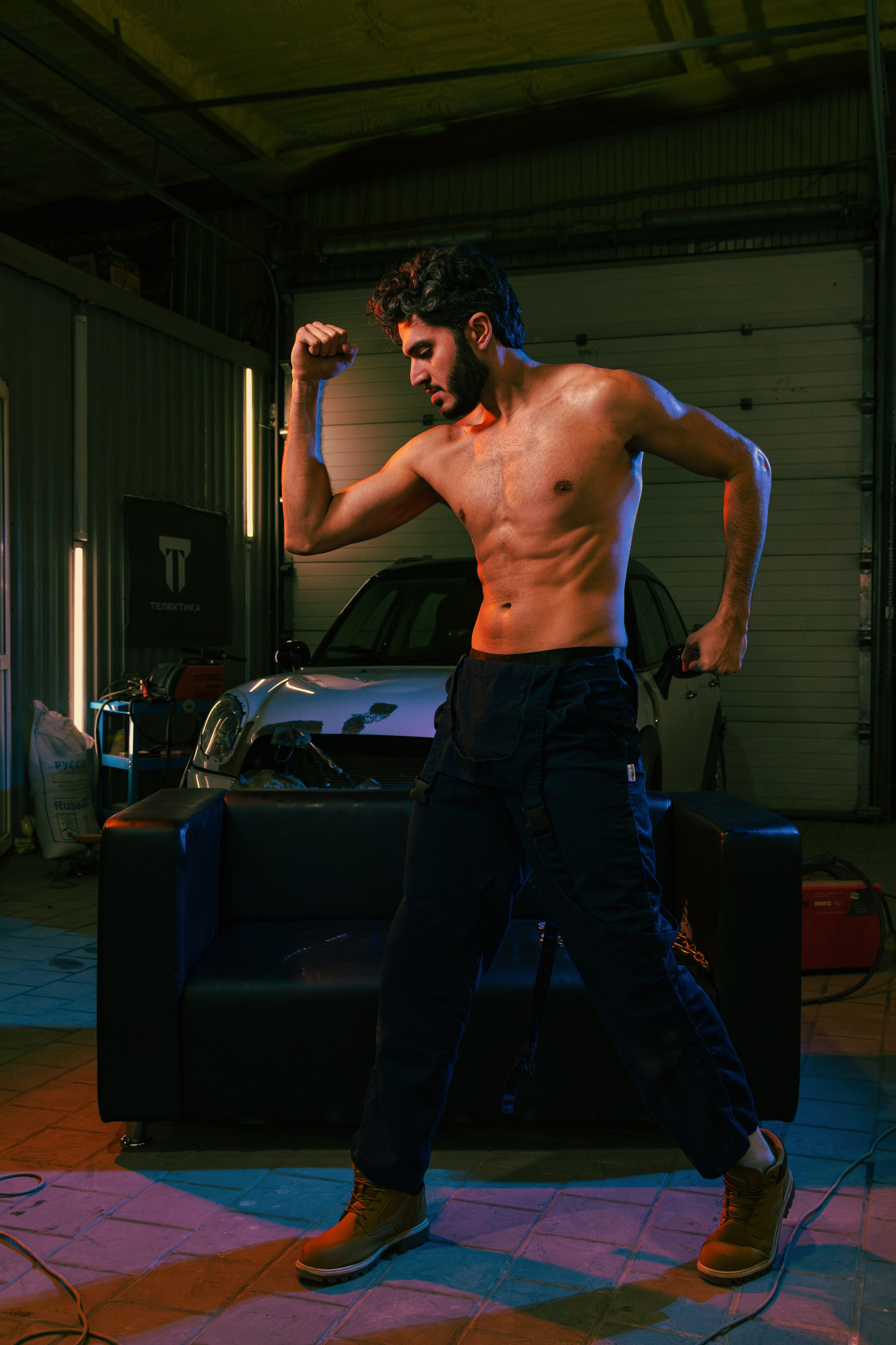 Профессиональная фотосессия мужчин в костюмах маляров в Ростове-на-Дону. Эффектные кадры группы Sextasy в необычном антураже.