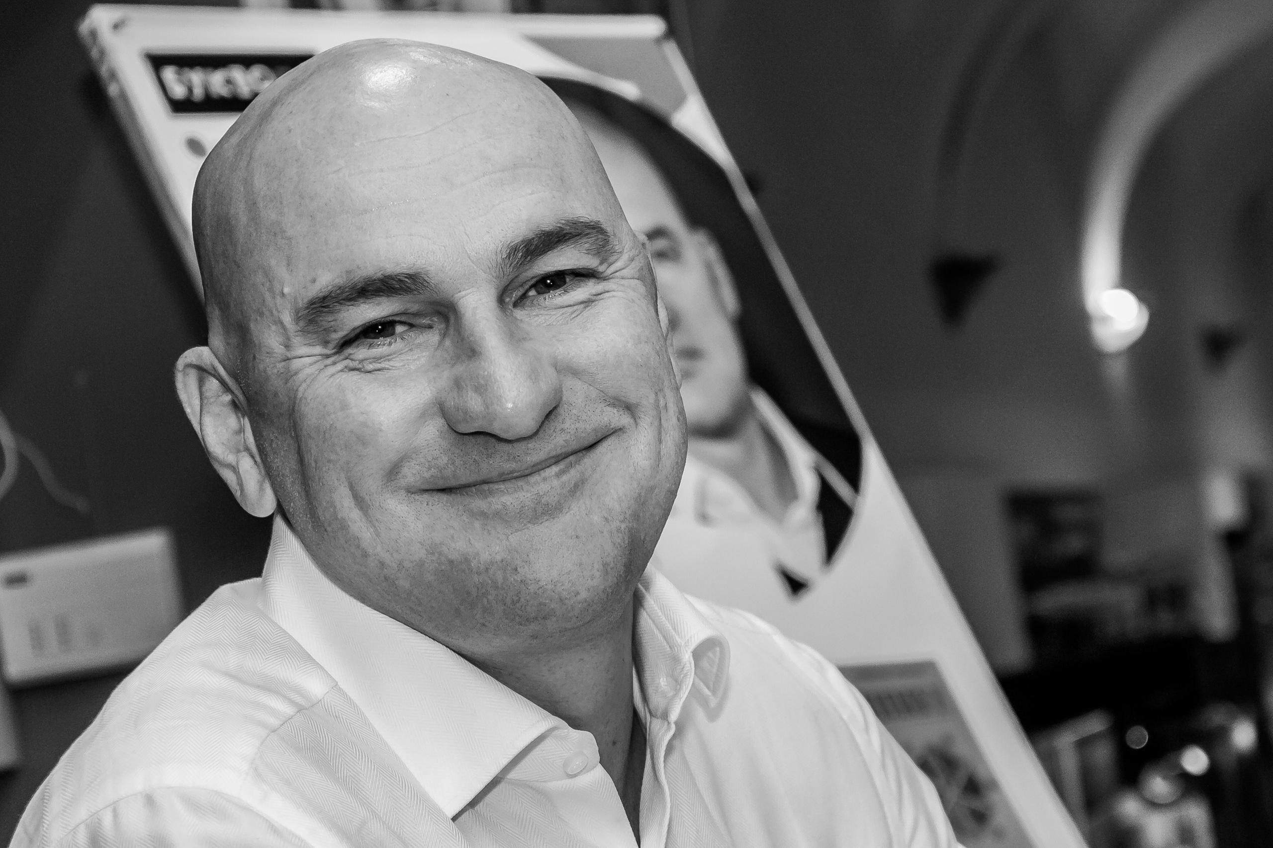 Радислав Гандапас — единственный в России обладатель статуса Certified Speaking Professional, занимает 27 позицию в мировом рейтинге спикеров. Самый известный в России специалист по лидерству. Автор 10 книг и 14 фильмов по лидерству и ораторскому искусству. Фото сделано в Буквоеде 19.09.2018 года