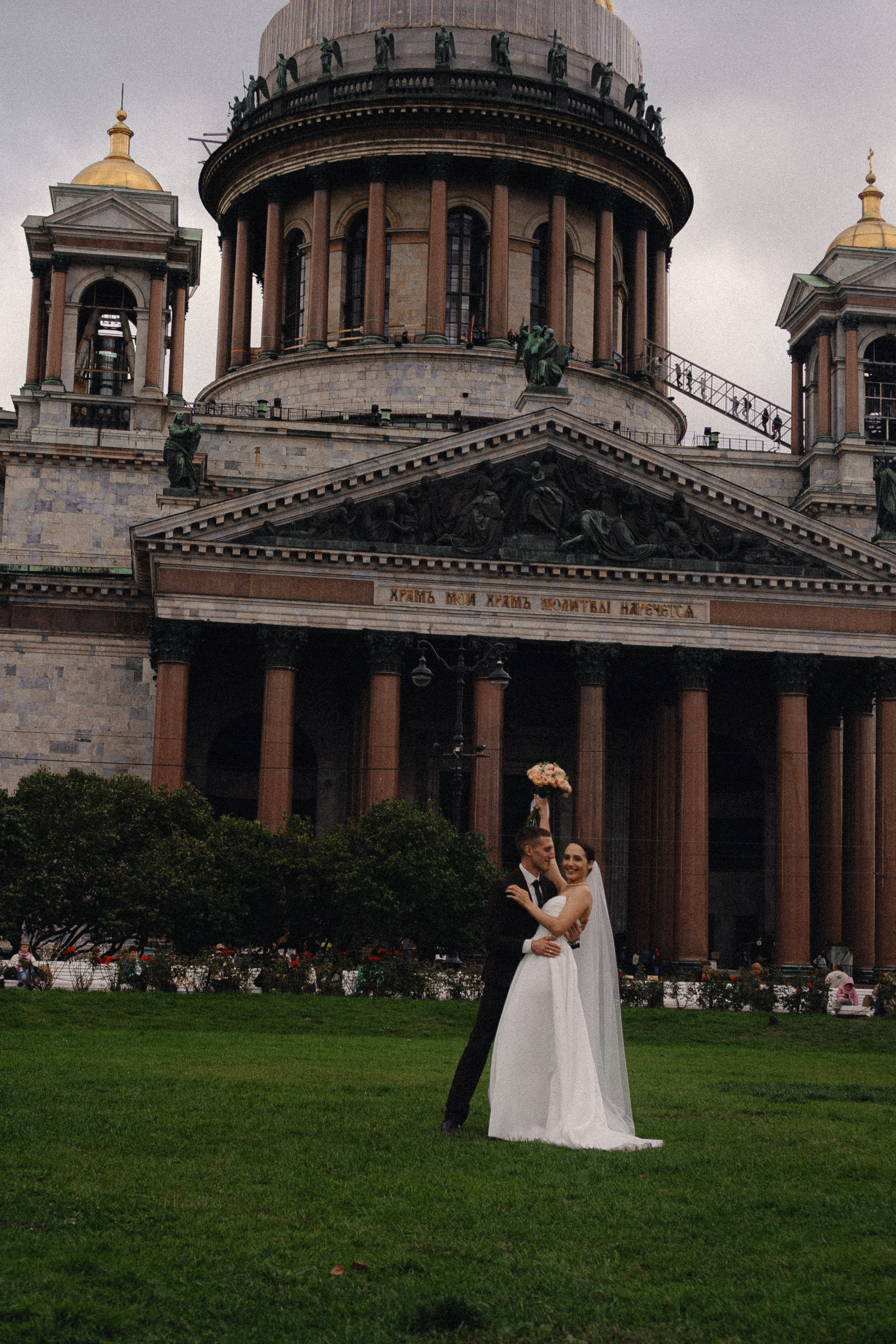 СВАДЕБНАЯ ПРОГУЛКА В САНТК-ПЕТЕРБУРГЕ (ИСАКИЕВСКИЙ СОБОР, ЗИМНЯЯ КАНАВКА, ЭРМИТАЖ И БОЛЬШАЯ МОРСКАЯ УЛИЦА). Профессиональный фотограф, Санкт-Петербург — Виктория Богомолова