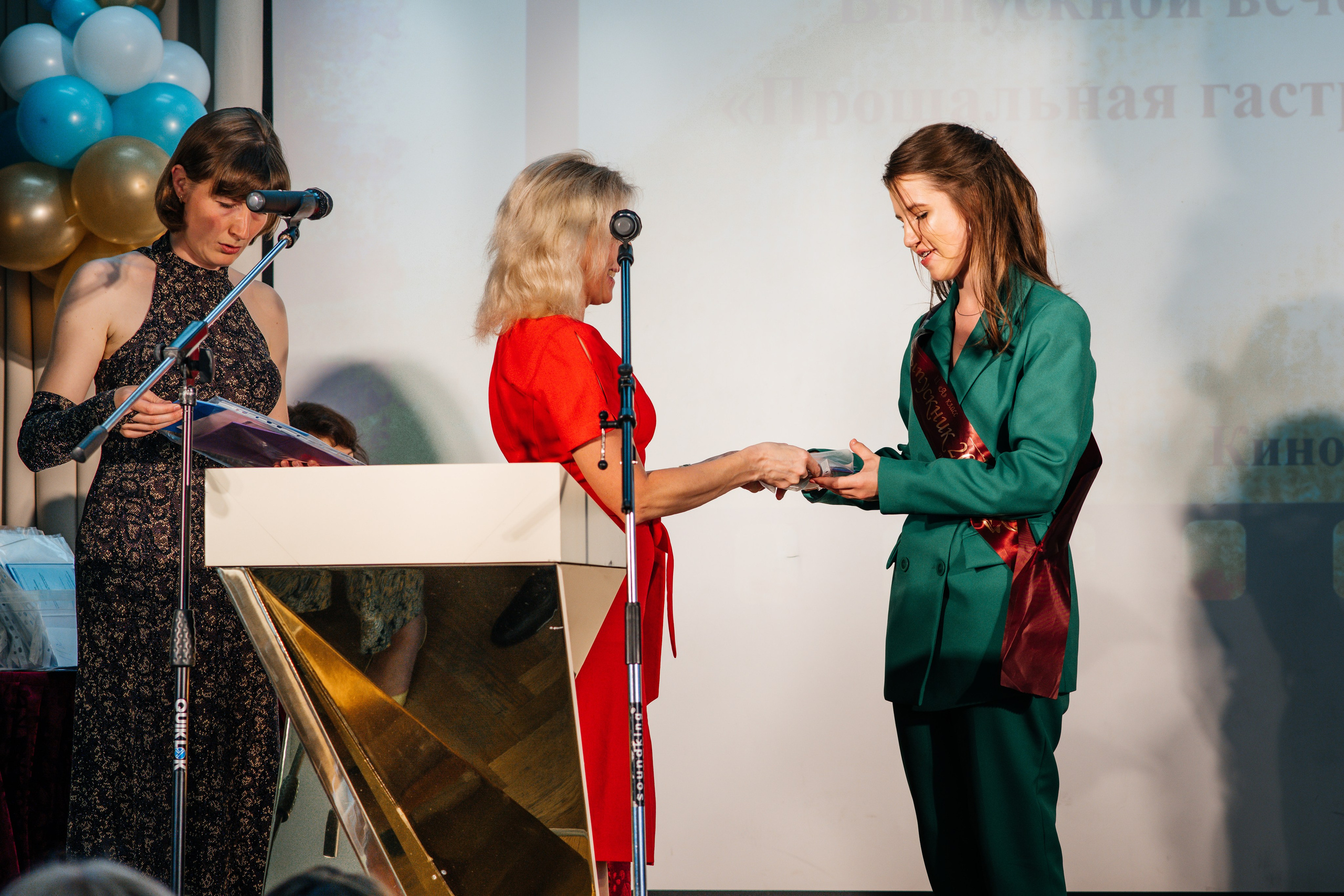 Вручение аттестатов. Выпускные альбомы в Подольске Москве и МО