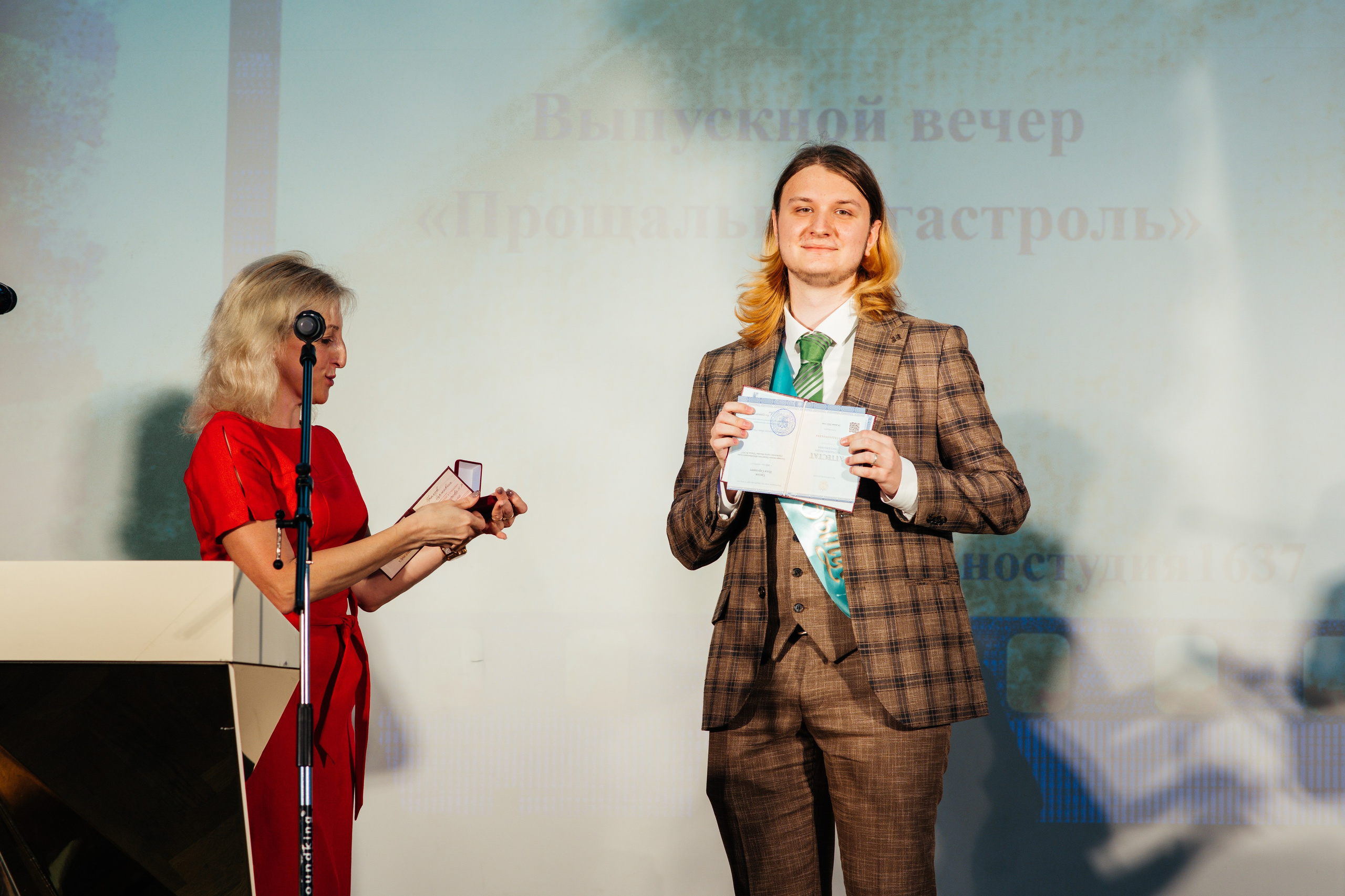 Вручение аттестатов. Выпускные альбомы в Подольске Москве и МО