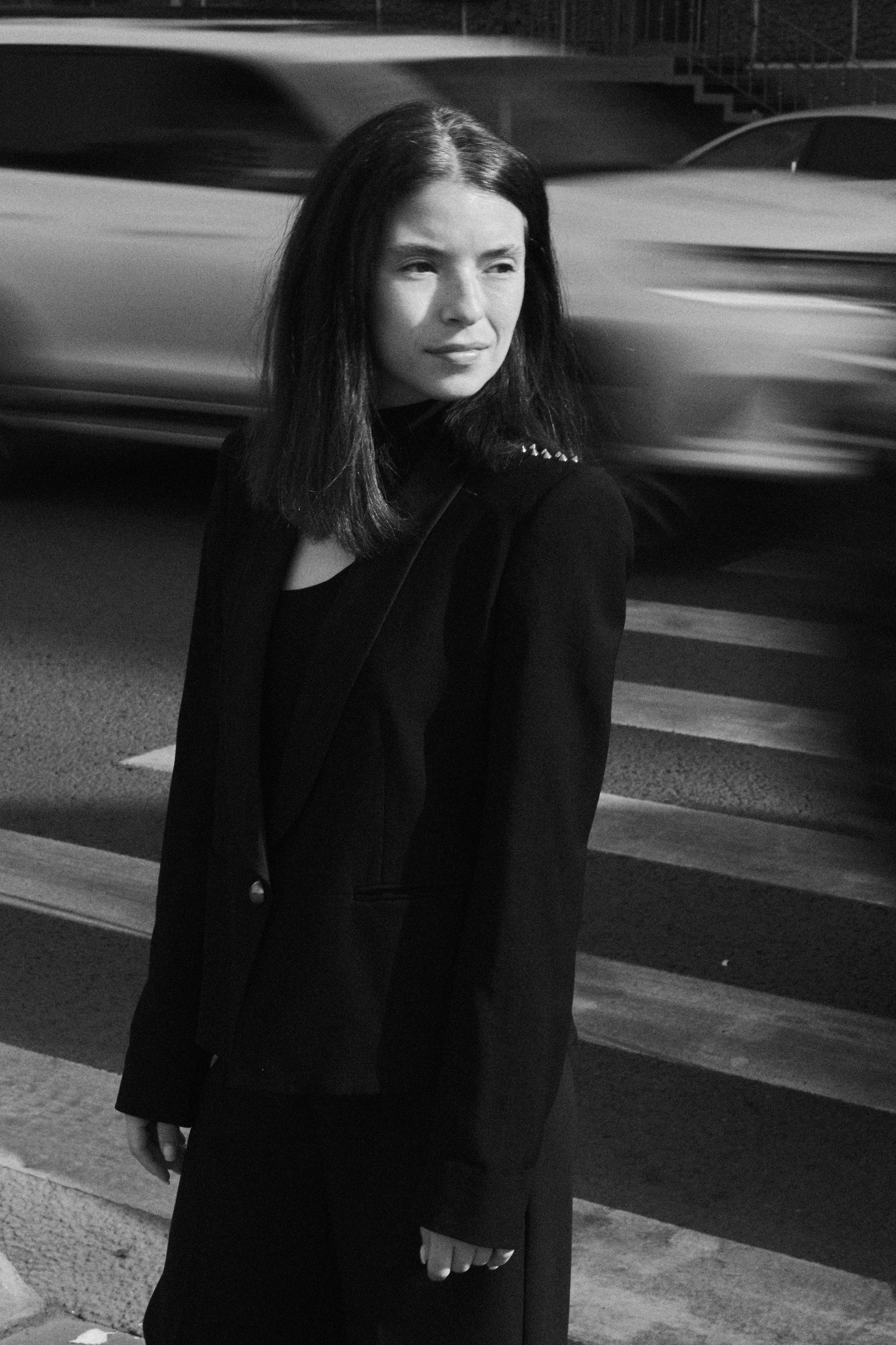 Портрет девушки на фоне движущихся автомобилей