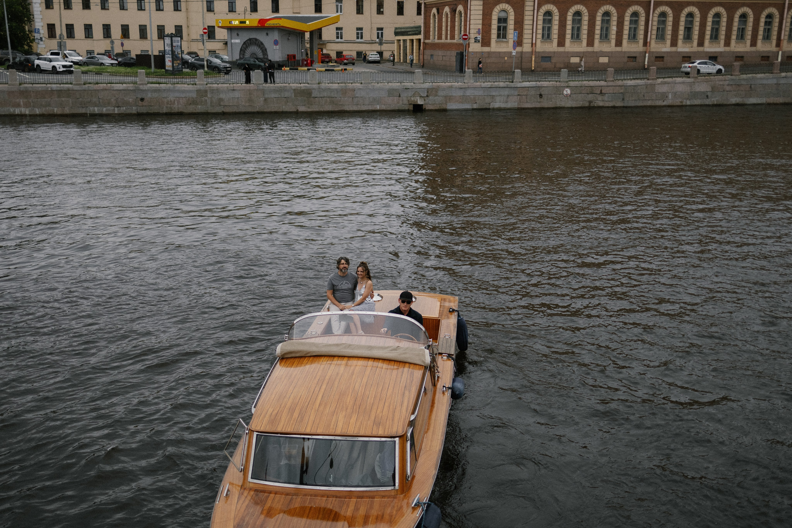 Прогулка на венецианском катере. Свадебный фотограф в Санкт-Петербурге Ксения Кобышева