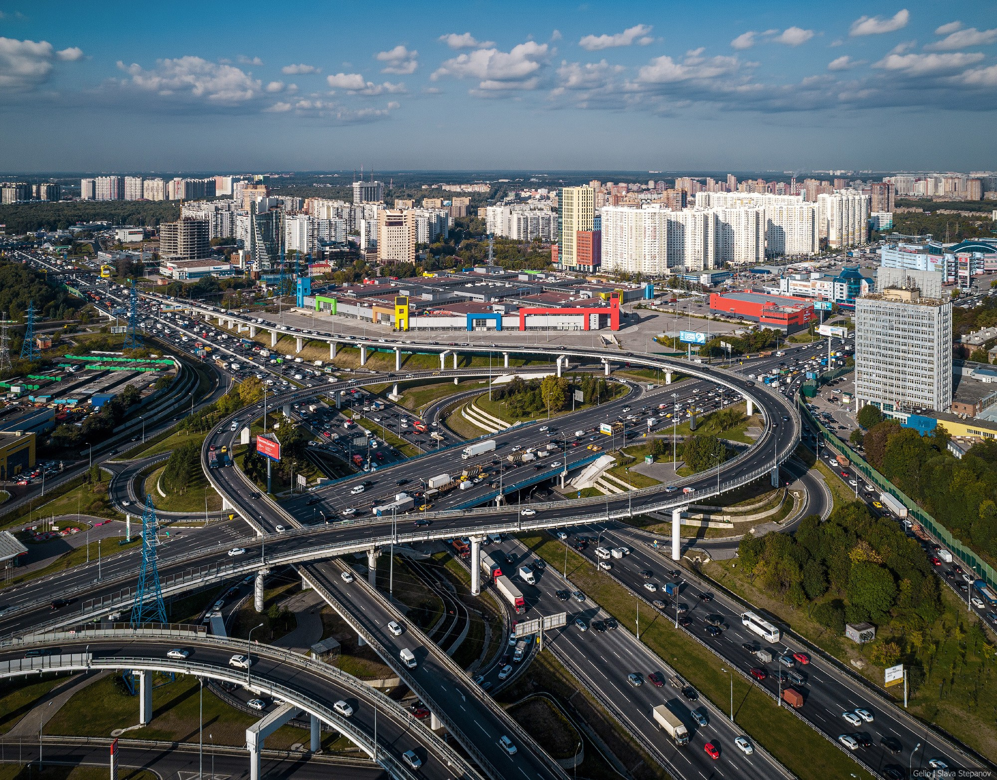Многоуровневая дорожная развязка с интенсивным движением транспорта, сложная инженерная инфраструктура современного мегаполиса, фото Слава Степанов.