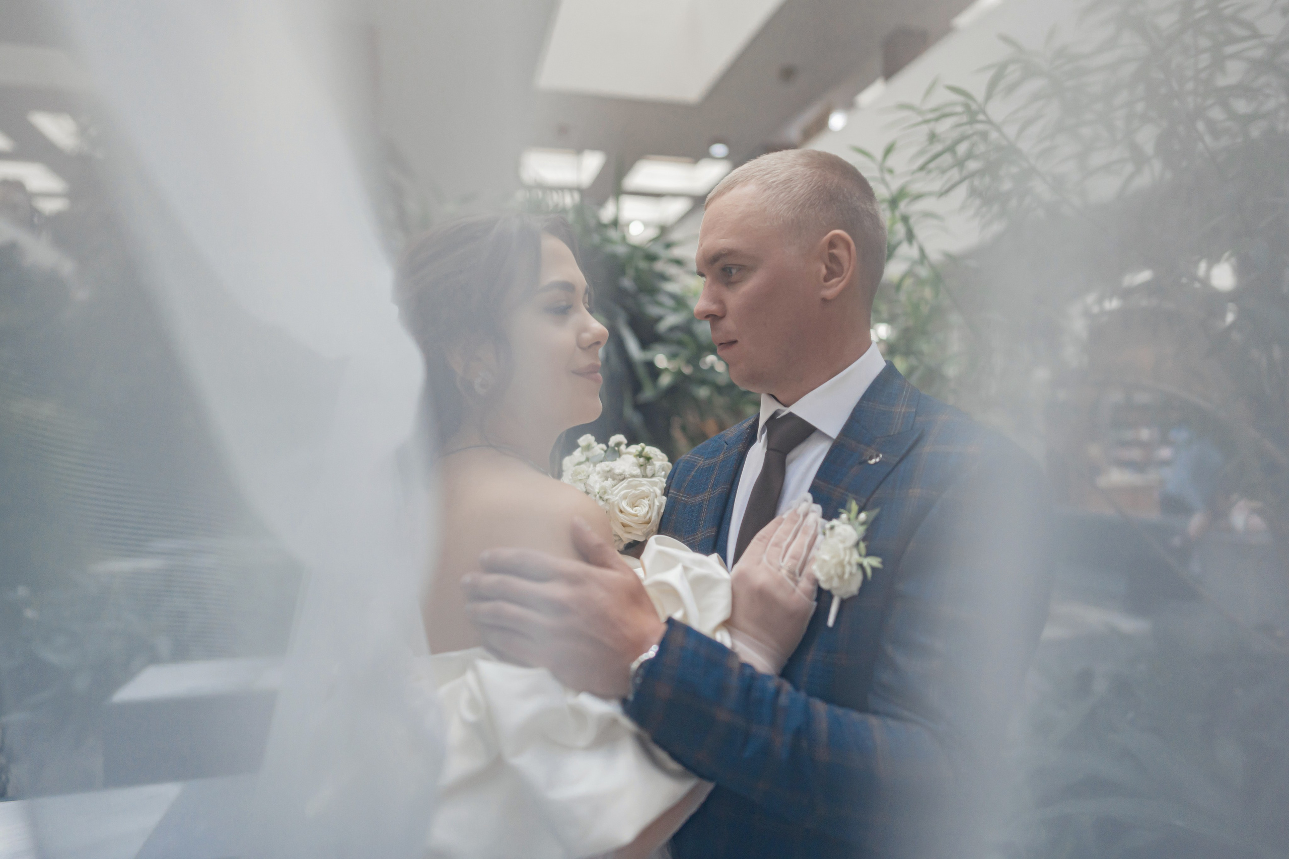 Жених и невеста возле загса