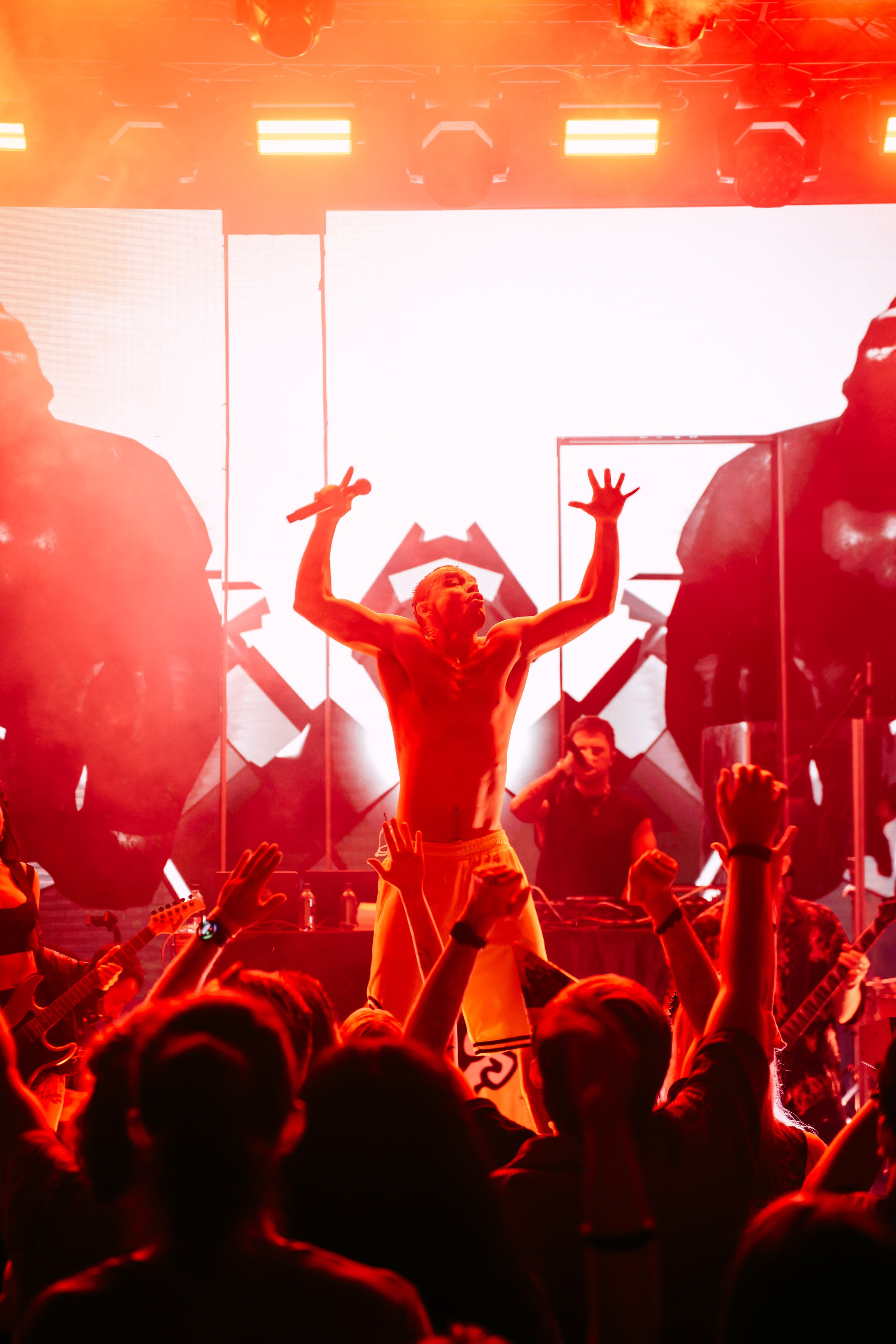 Дискотека Авария / 2025. Саша Копылов, фотограф в Казани