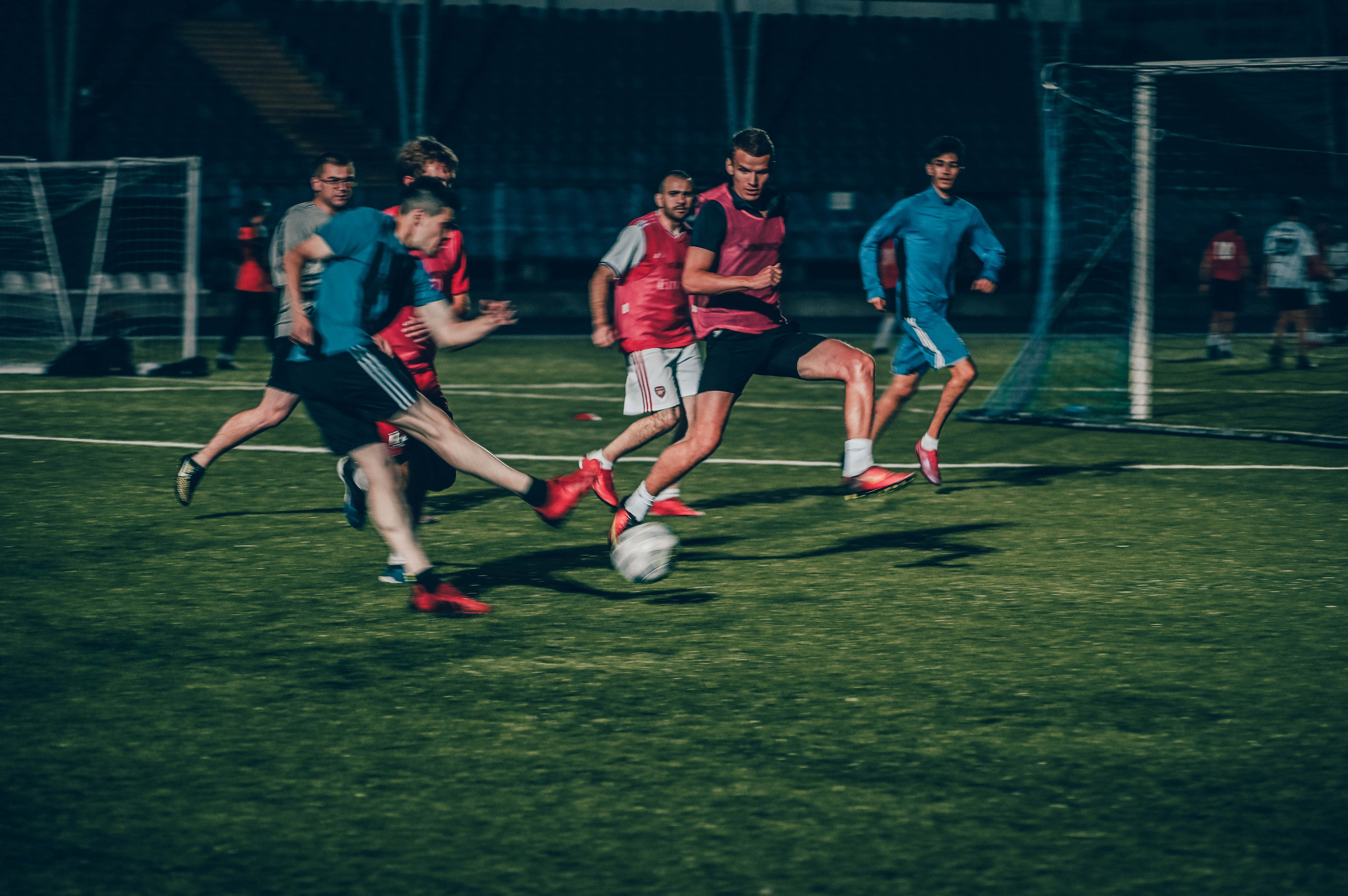 Фотосъёмка футбольной тренировки на стадионе. Фотограф Александр Орымбаев