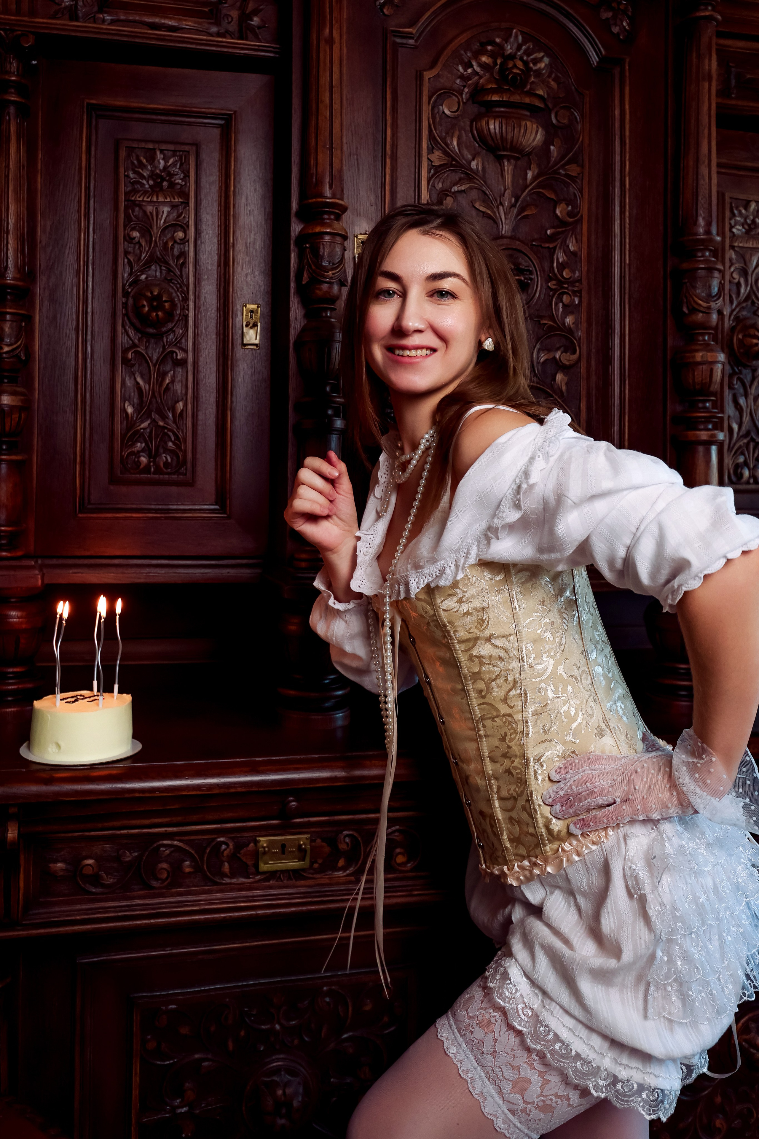 Фотосессия в номере отеля с винтажной мебелью