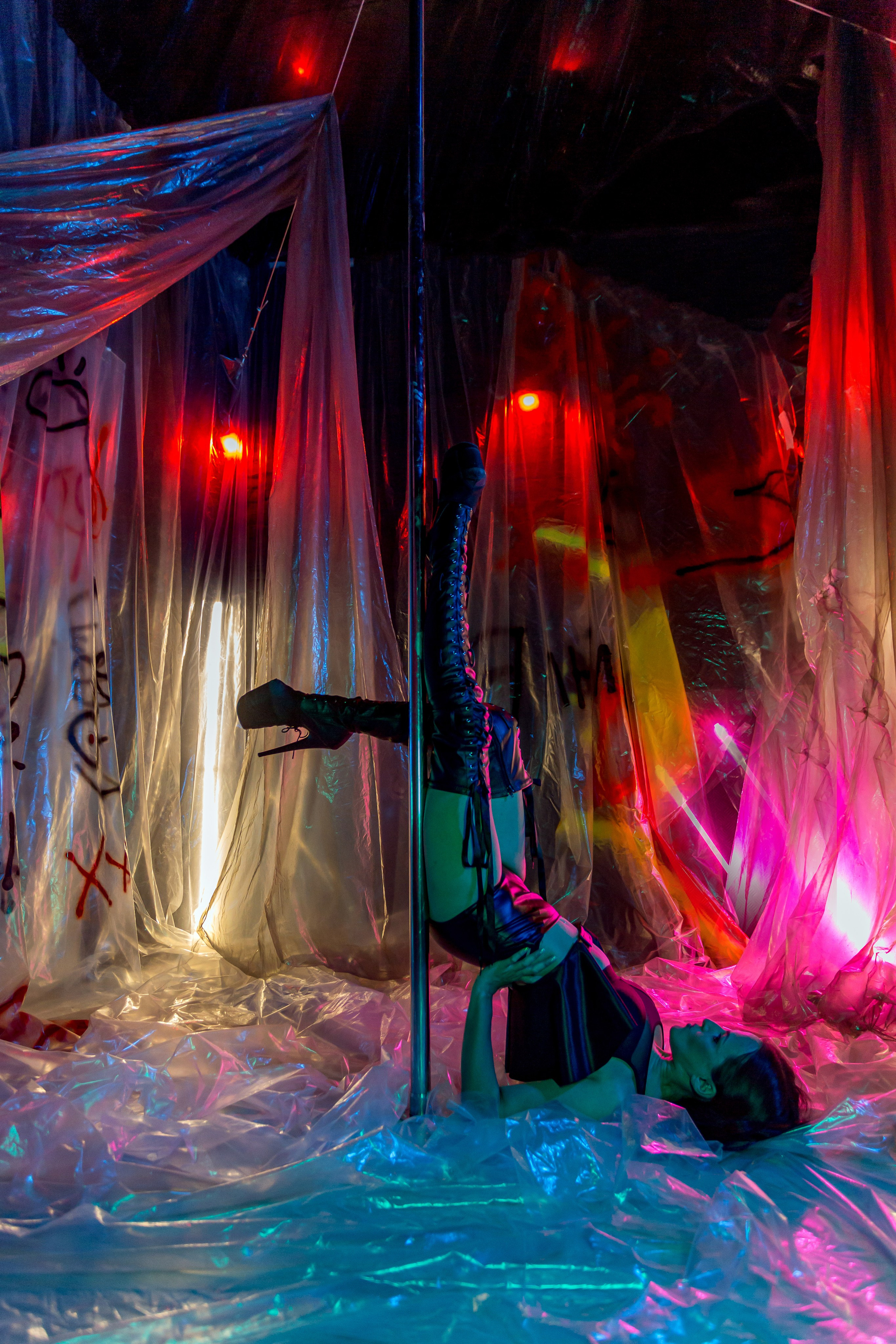 Тематическая фотосессия на пилоне