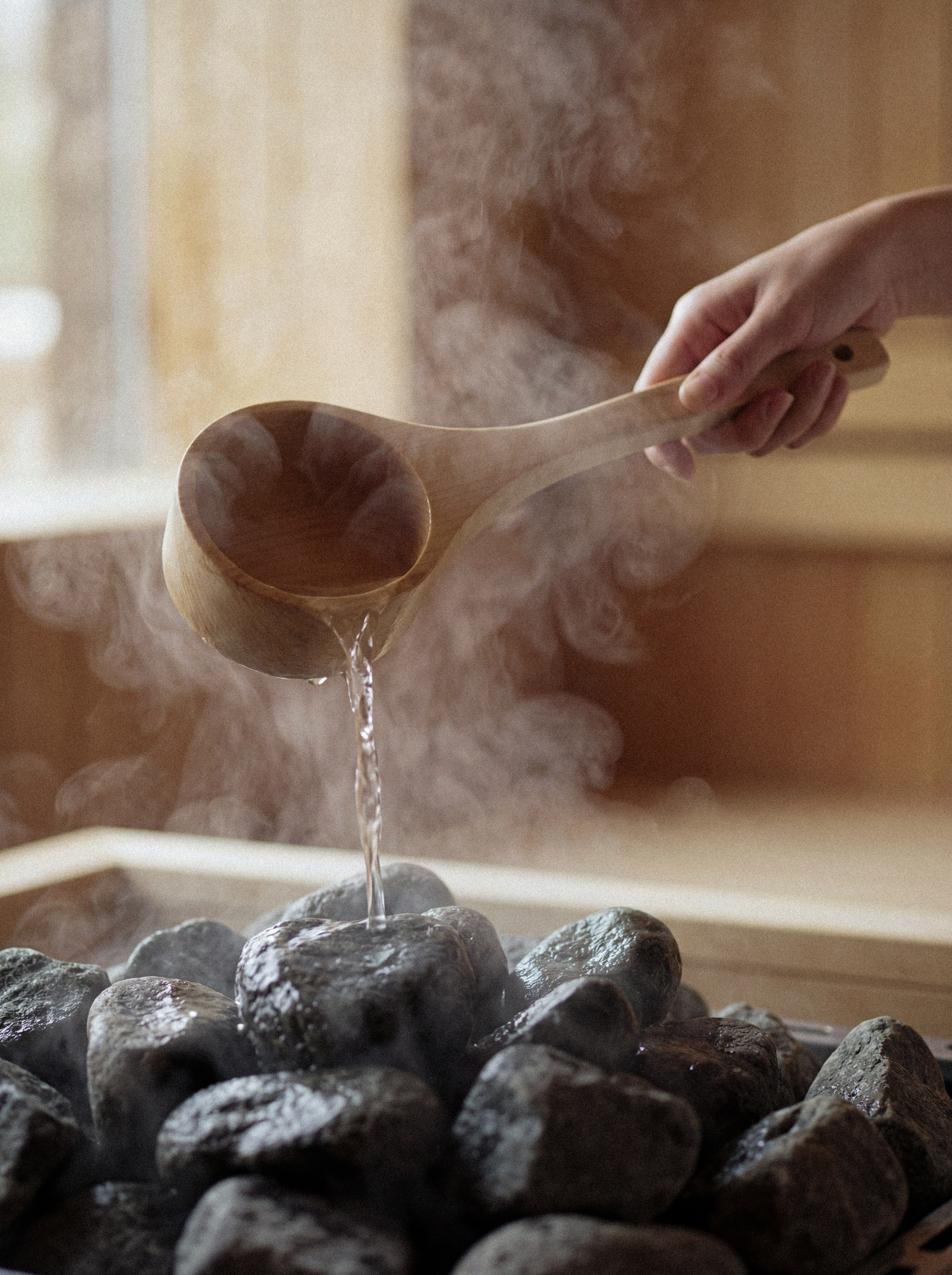 баня на дровах: парная зона с деревянными лавками и вениками