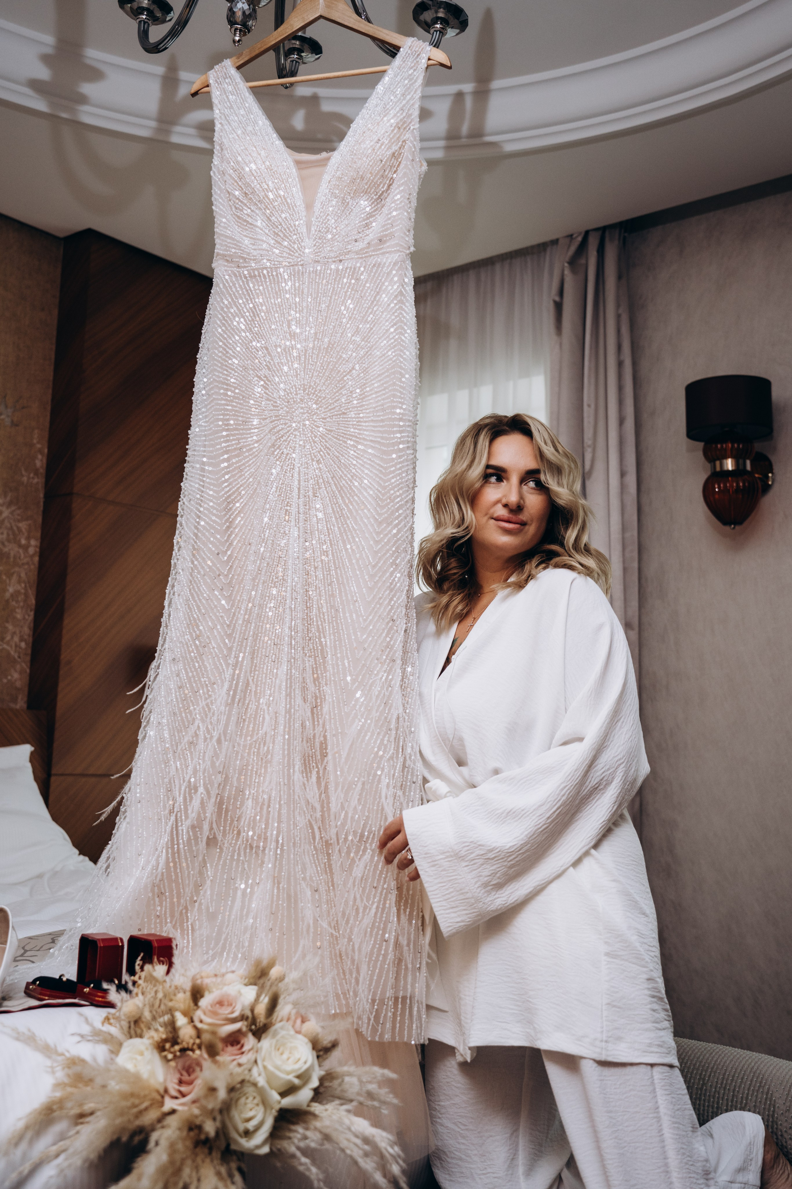 Разумеется! Вот дополнительные ALT-тексты, описывающие подготовку невесты и жениха для свадебных фотографий на сайте https://pehova.ru/:Невеста сидит в кресле, пока визажист наносит ей макияж — профессиональная свадебная фотосъемка в Москве с акцентом на подготовку.Жених с улыбкой смотрит в зеркало, поправляя рубашку — естественные и стильные кадры свадебных сборов.