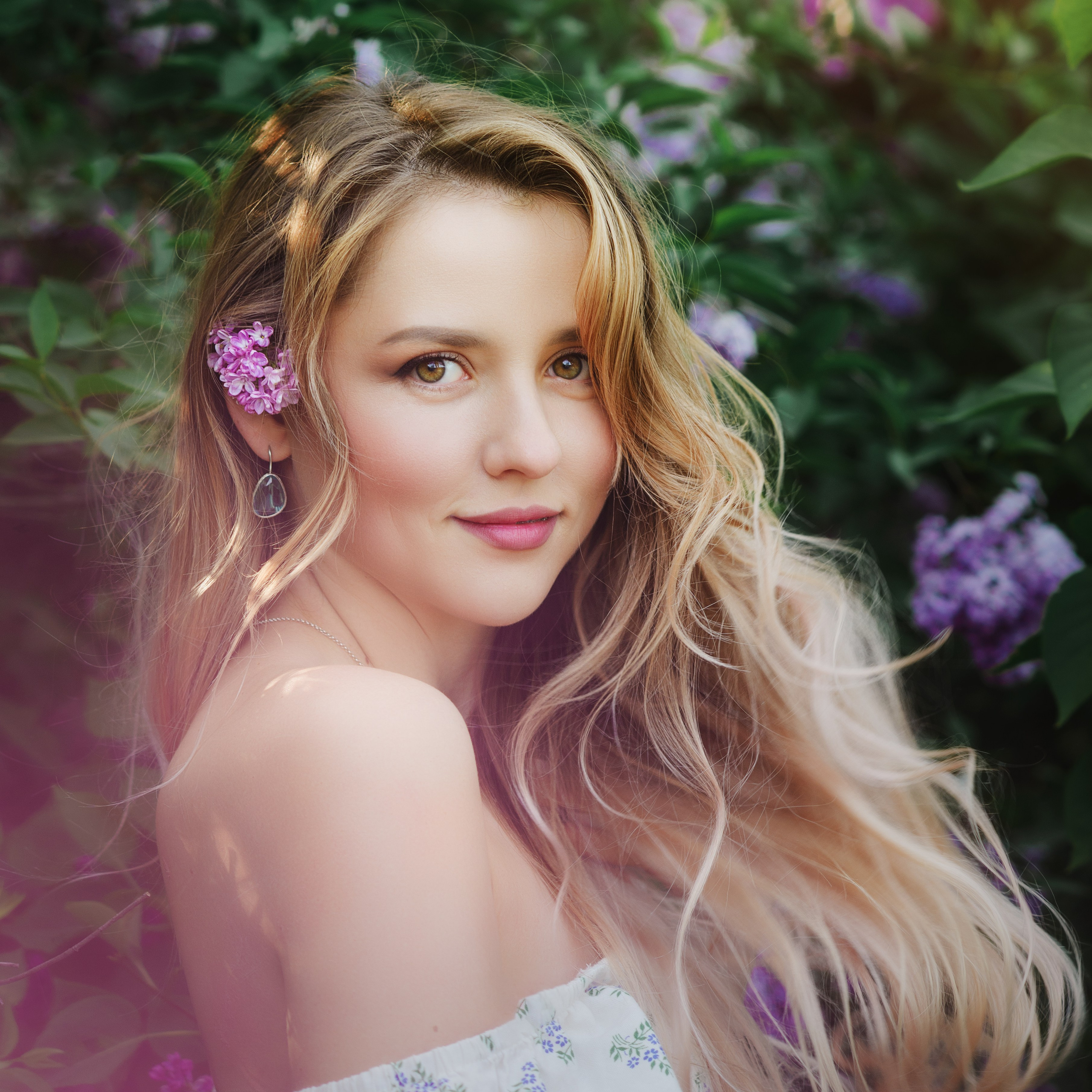 Прогулочная портретная фотосессия в сирени. Портрет девушки в сирени. Фотограф в Симферополе и по Крыму Ольга Топоривская.