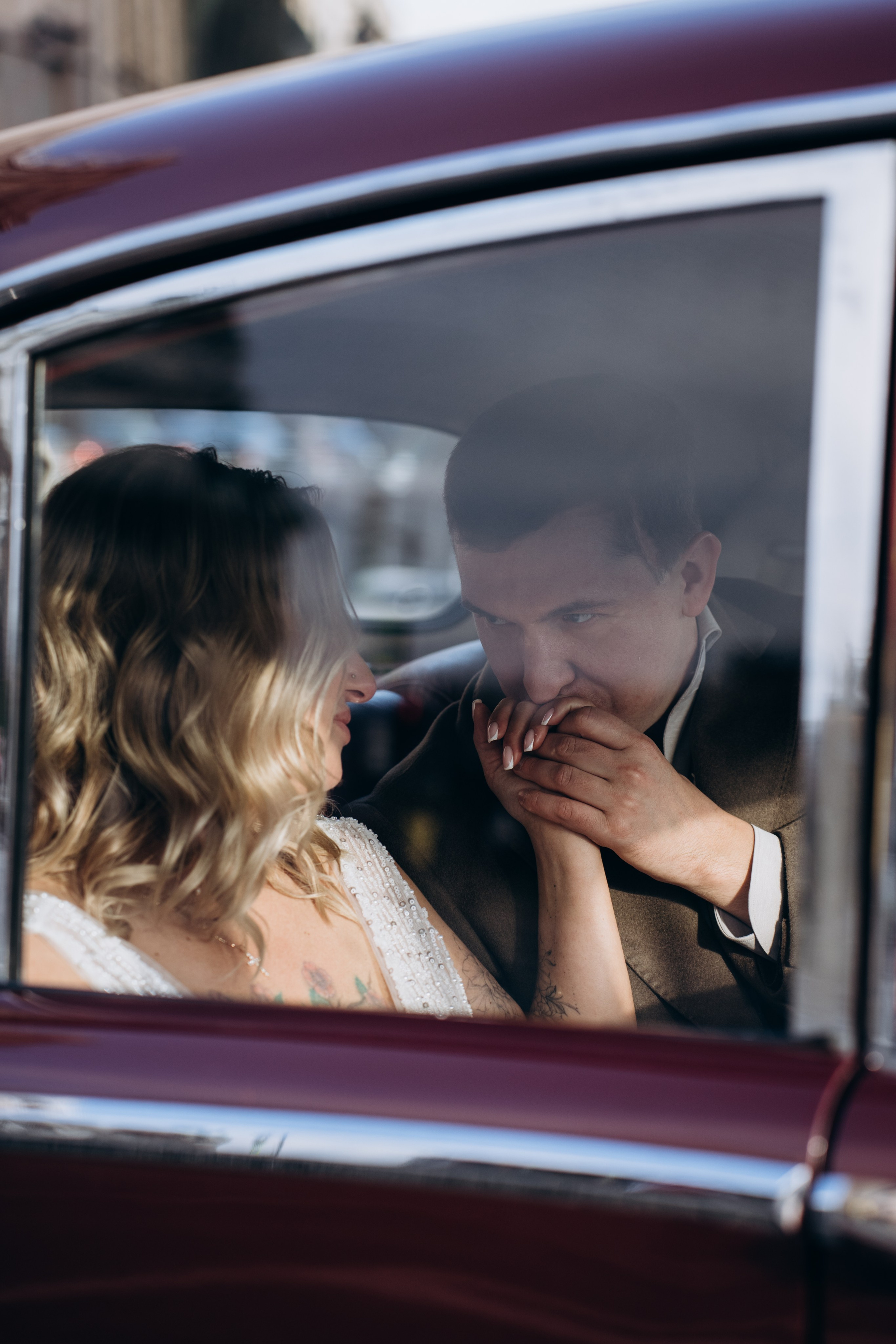 Профессиональный свадебный фотограф в Москве — создание уникальных и трогательных свадебных историй в фотографиях.