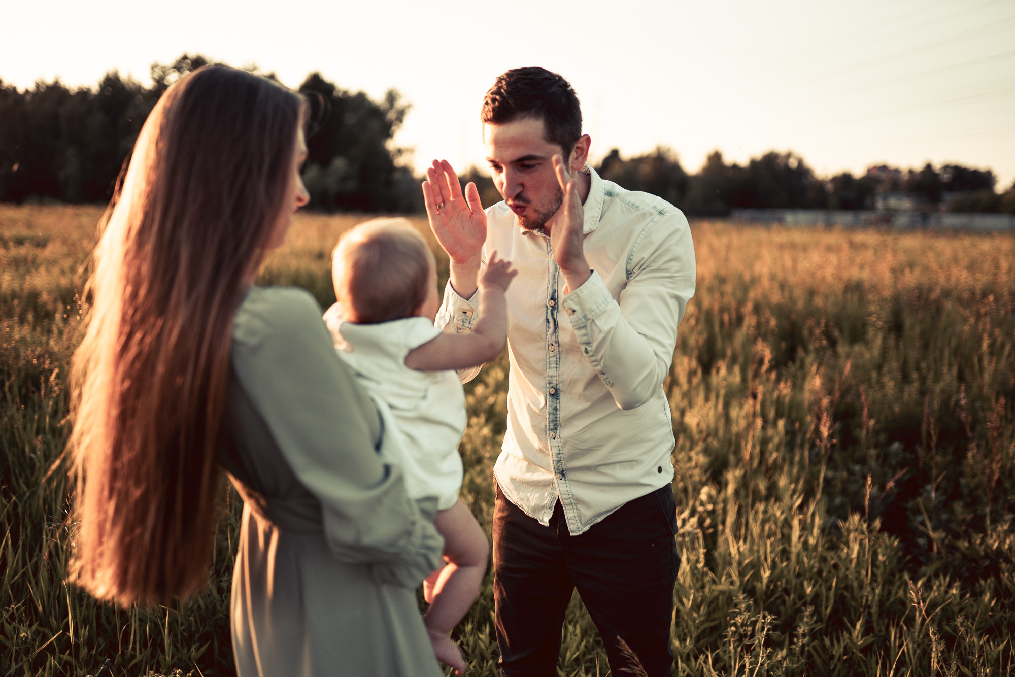 Прогулка в поле. Фотограф Москва Семейные фотосессии Детские фотосессии