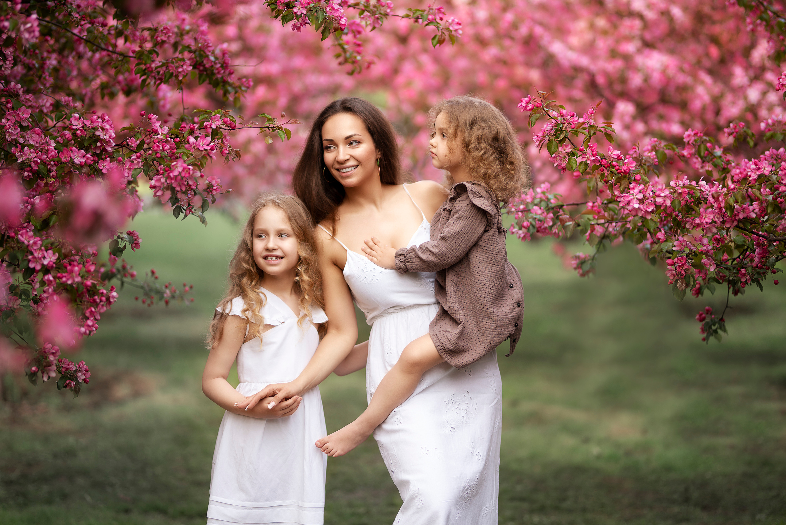 Марина в яблоневом саду. Фотограф Москва Семейные фотосессии Детские фотосессии